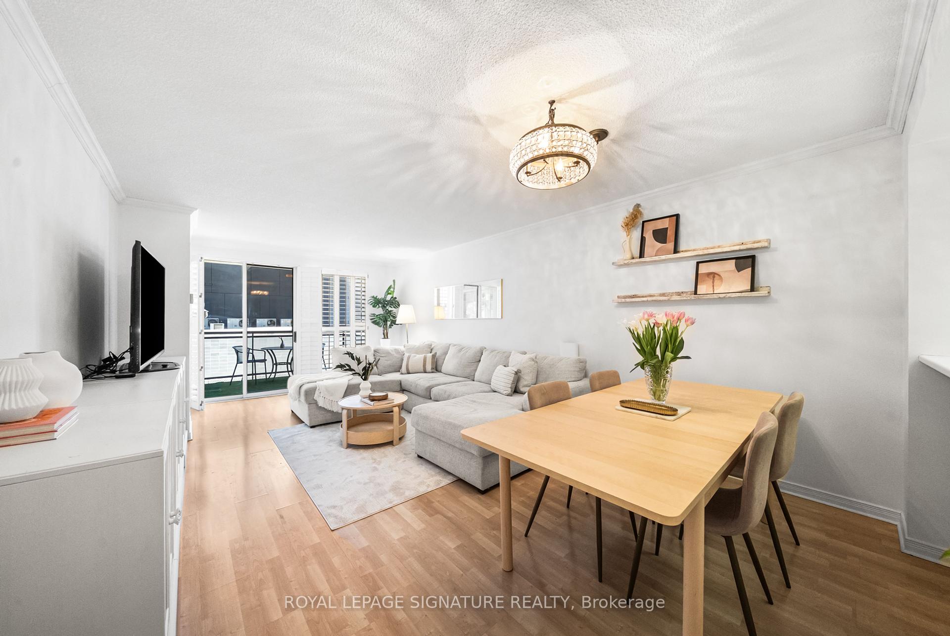 2 Bedrooms Condo at 18 Hollywood, Toronto For sale