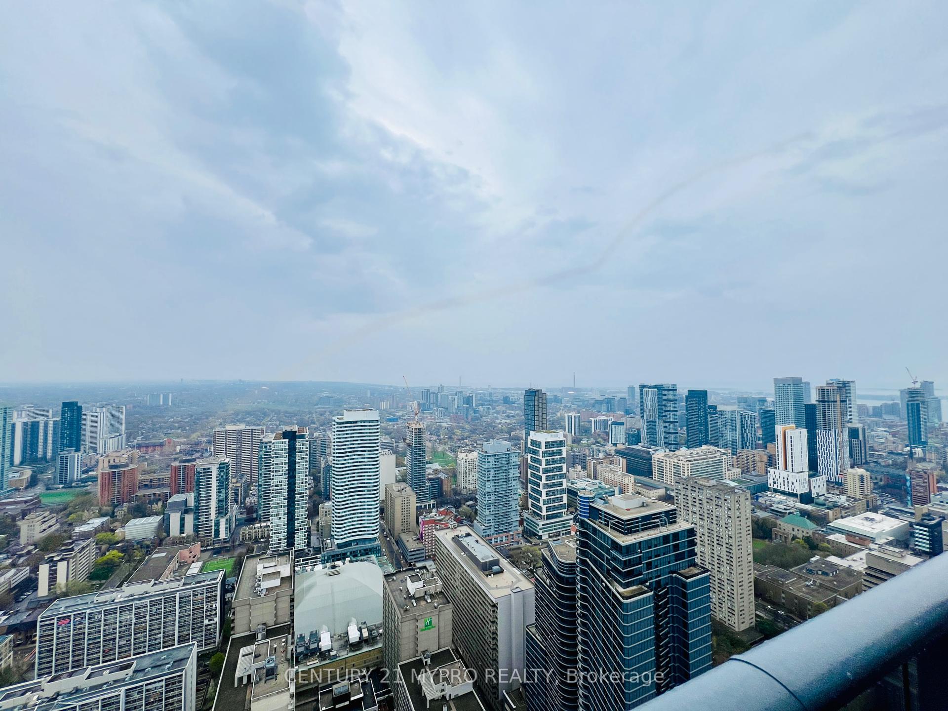 2 Bedrooms Condo at 7 Grenville, Toronto For sale