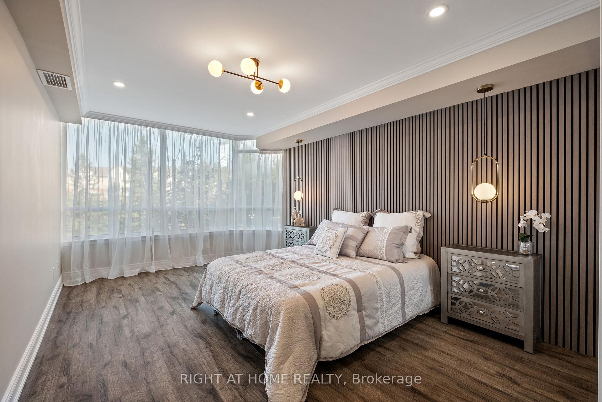 3 Bedrooms Condo at 120 Promenade,  Vaughan For sale