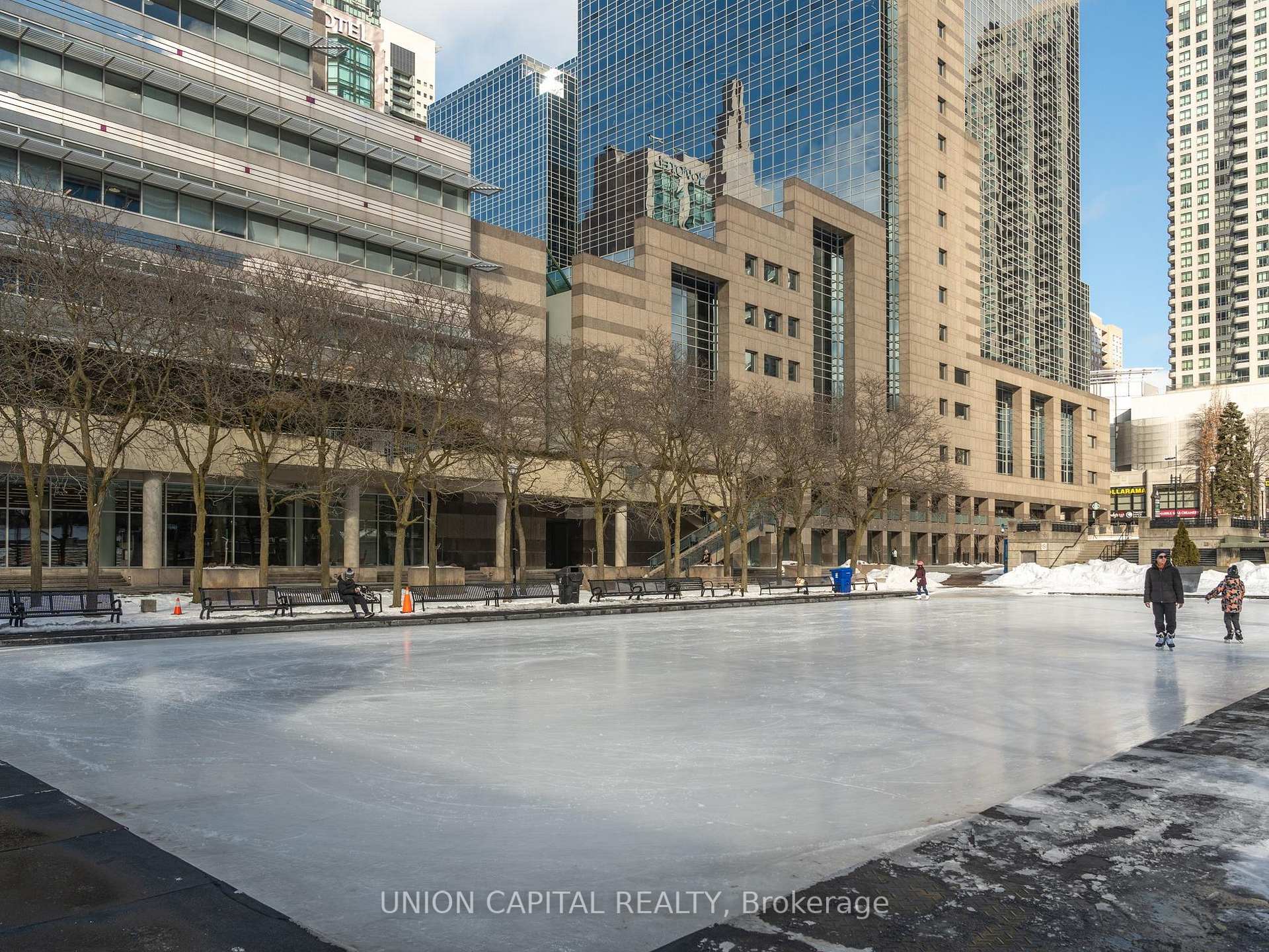 3 Bedrooms Condo at 28 Hollywood, Toronto For sale