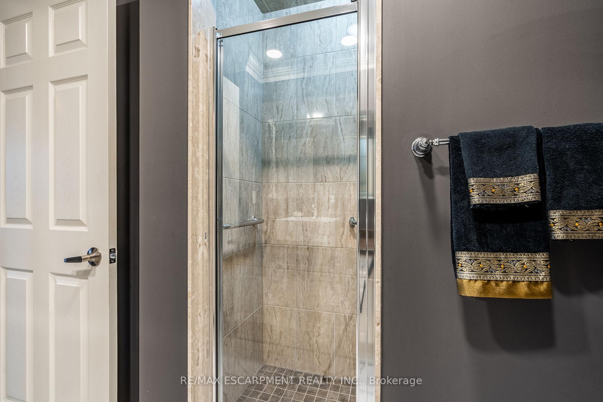 2 Bedrooms Condo at 1477 Lakeshore, Burlington For sale