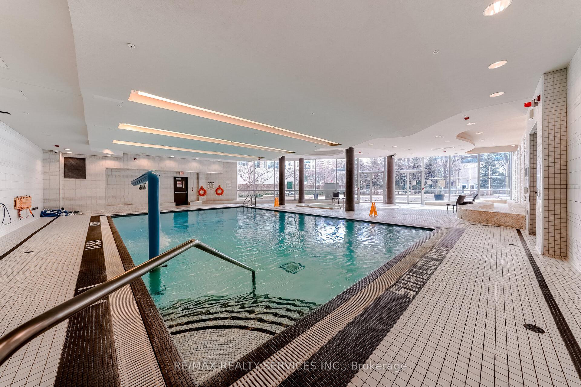 2 Bedrooms Condo at 80 Absolute,  Mississauga For sale