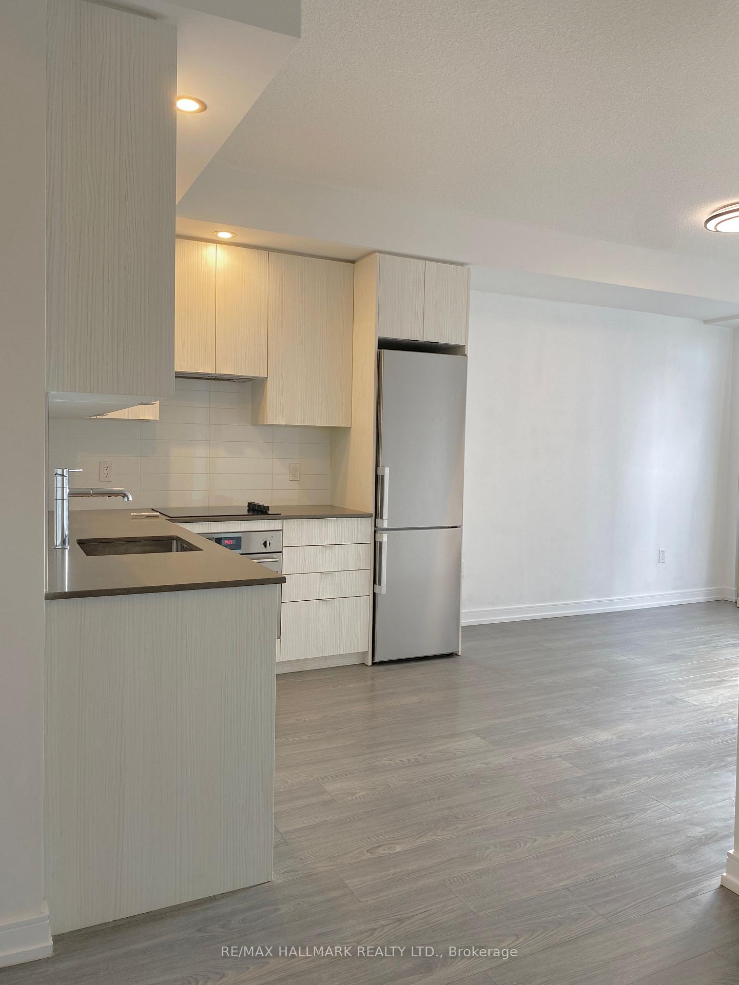 2 Bedrooms Condo at 225 Village Green, Toronto For sale