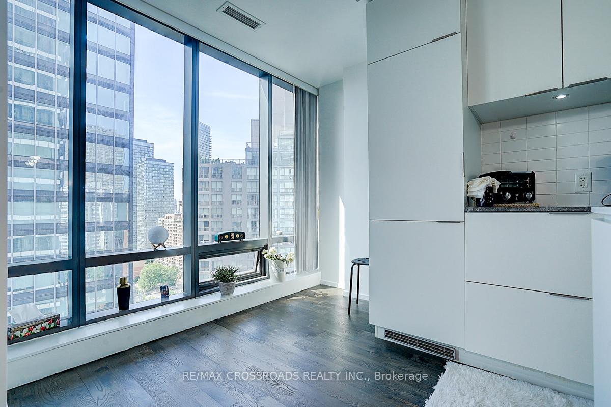 2 Bedrooms Condo at 5 St Joseph, Toronto For sale