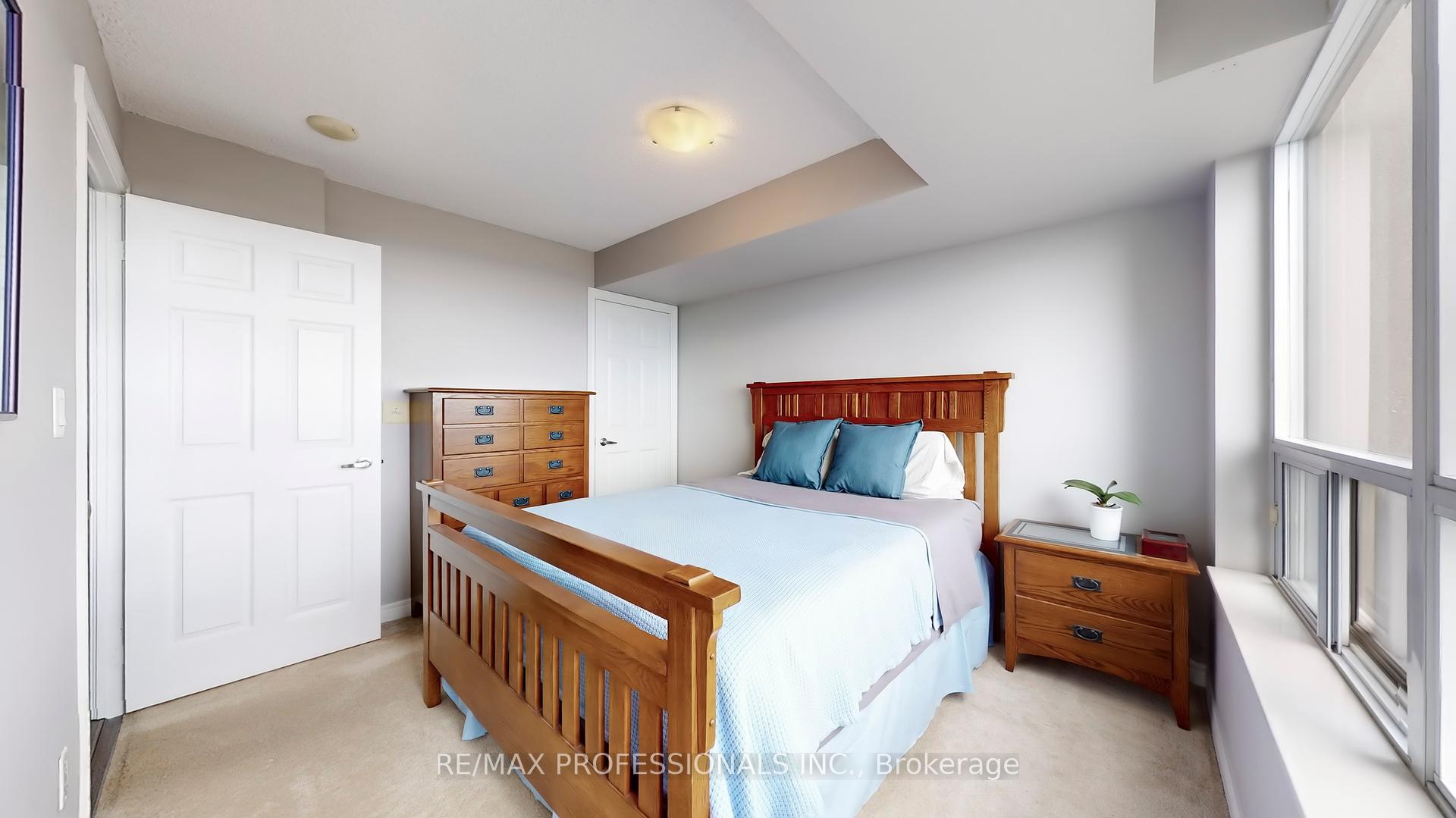 2 Bedrooms Co-op at 310 Burnhamthorpe, Mississauga For sale