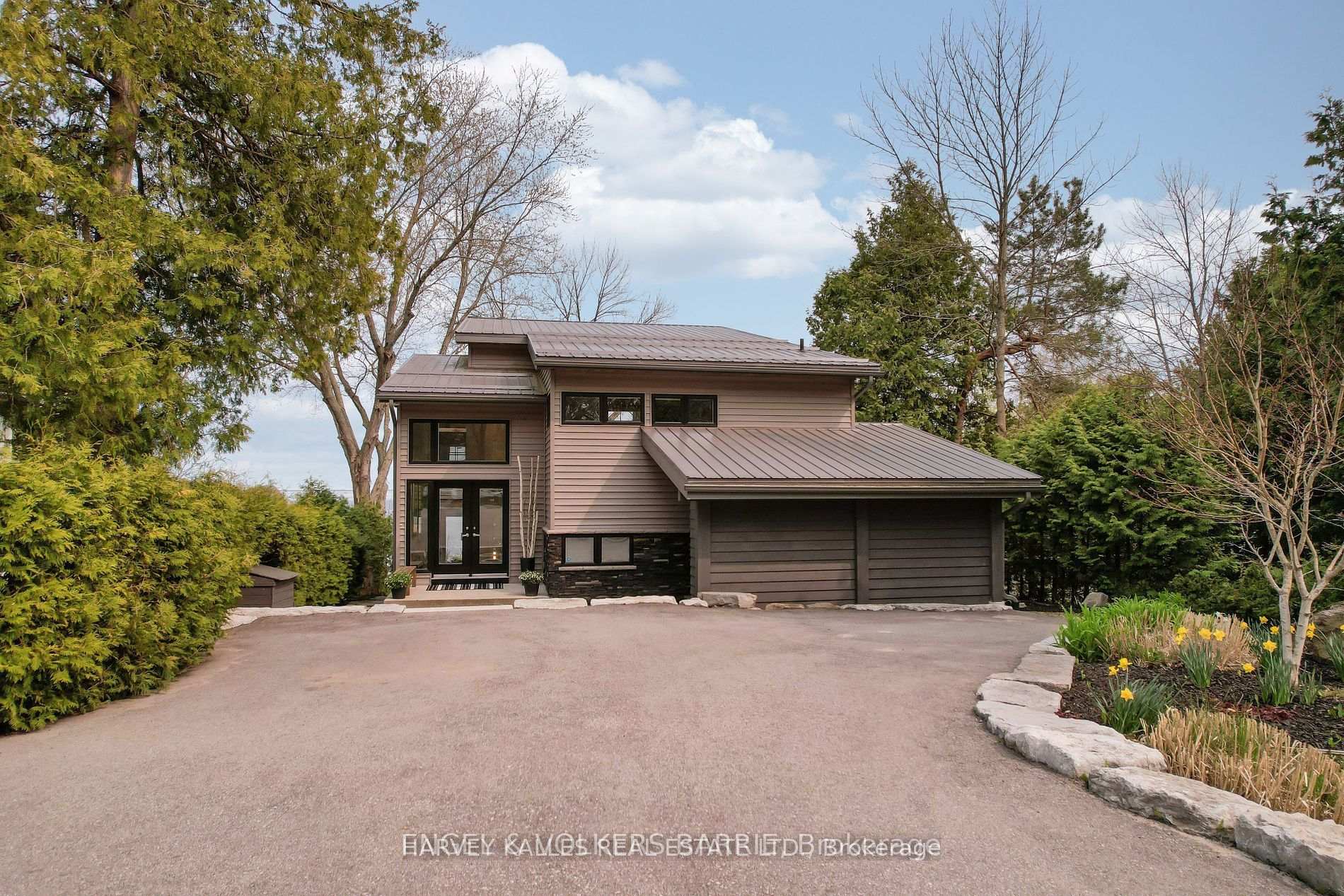 2369 Lakeshore Road E