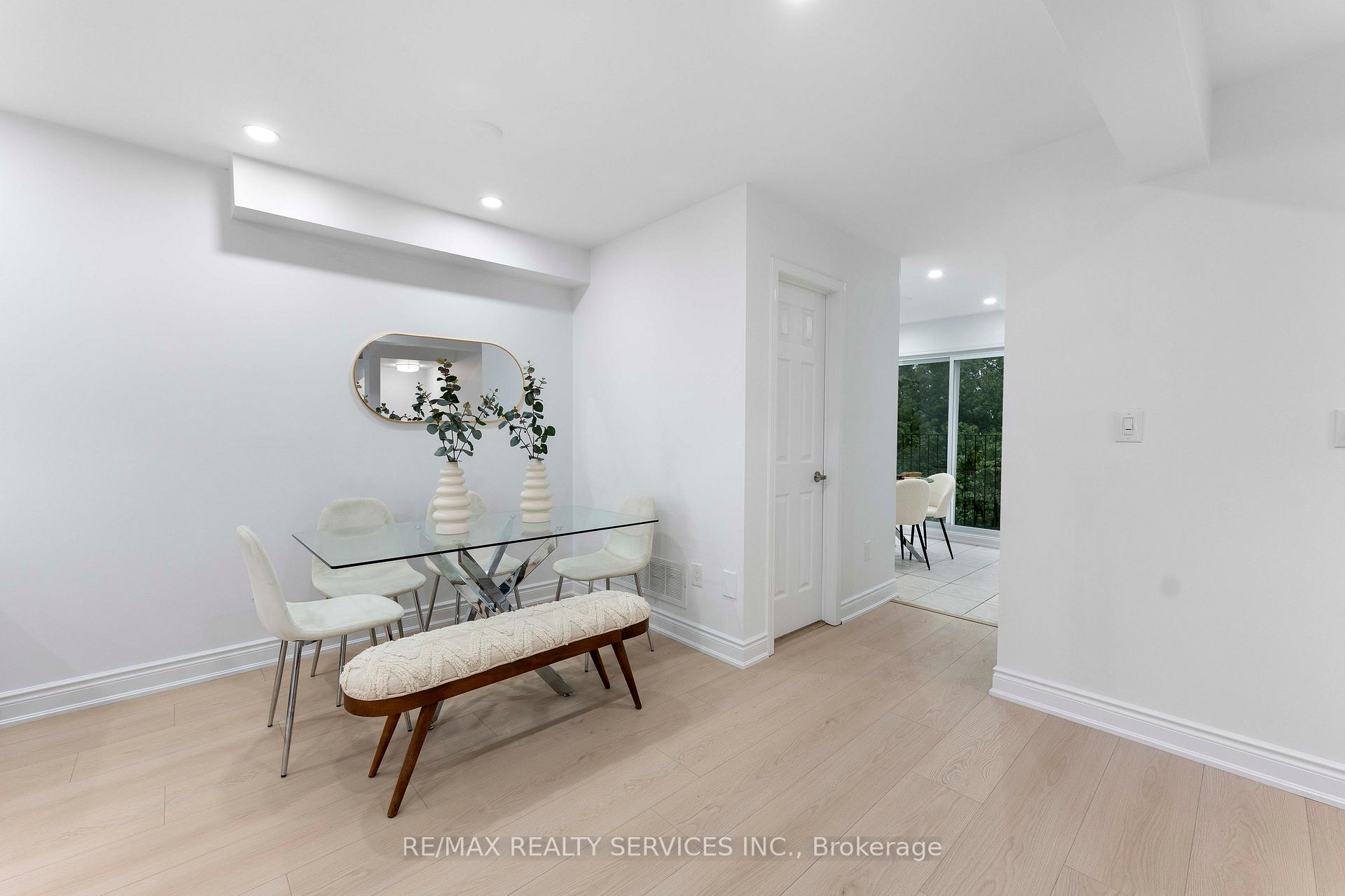 4 Bedrooms Condo at 80 Acorn, Mississauga For sale