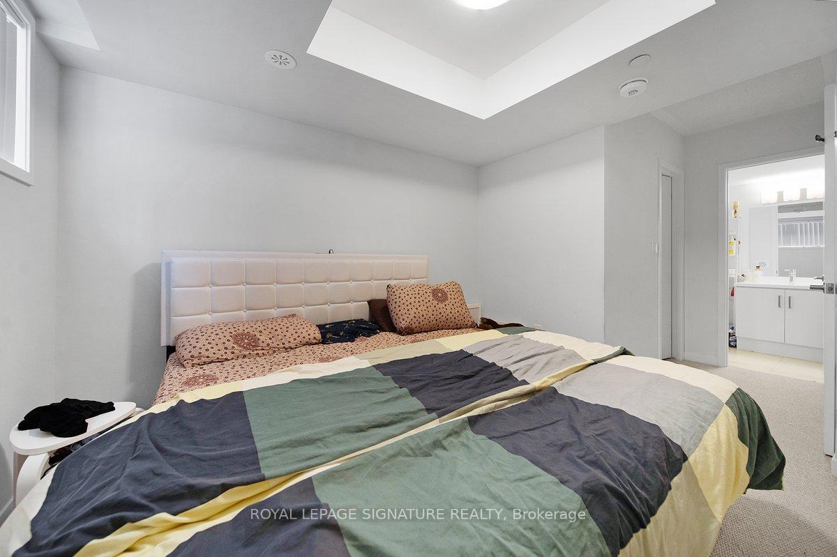 2 Bedrooms Condo at 151 Honeycrisp, Vaughan For sale