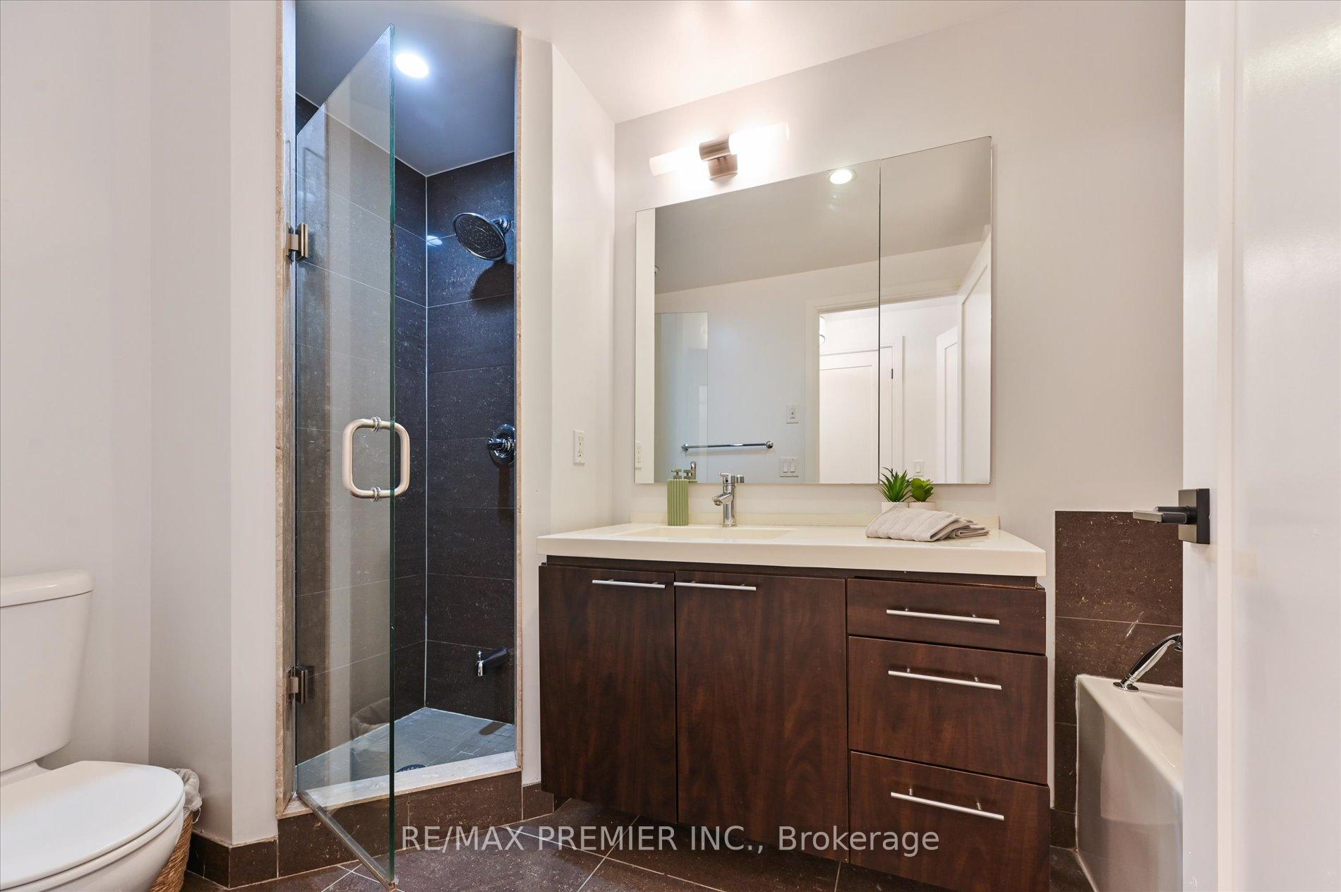 3 Bedrooms Condo at 25 Broadway, Toronto For sale