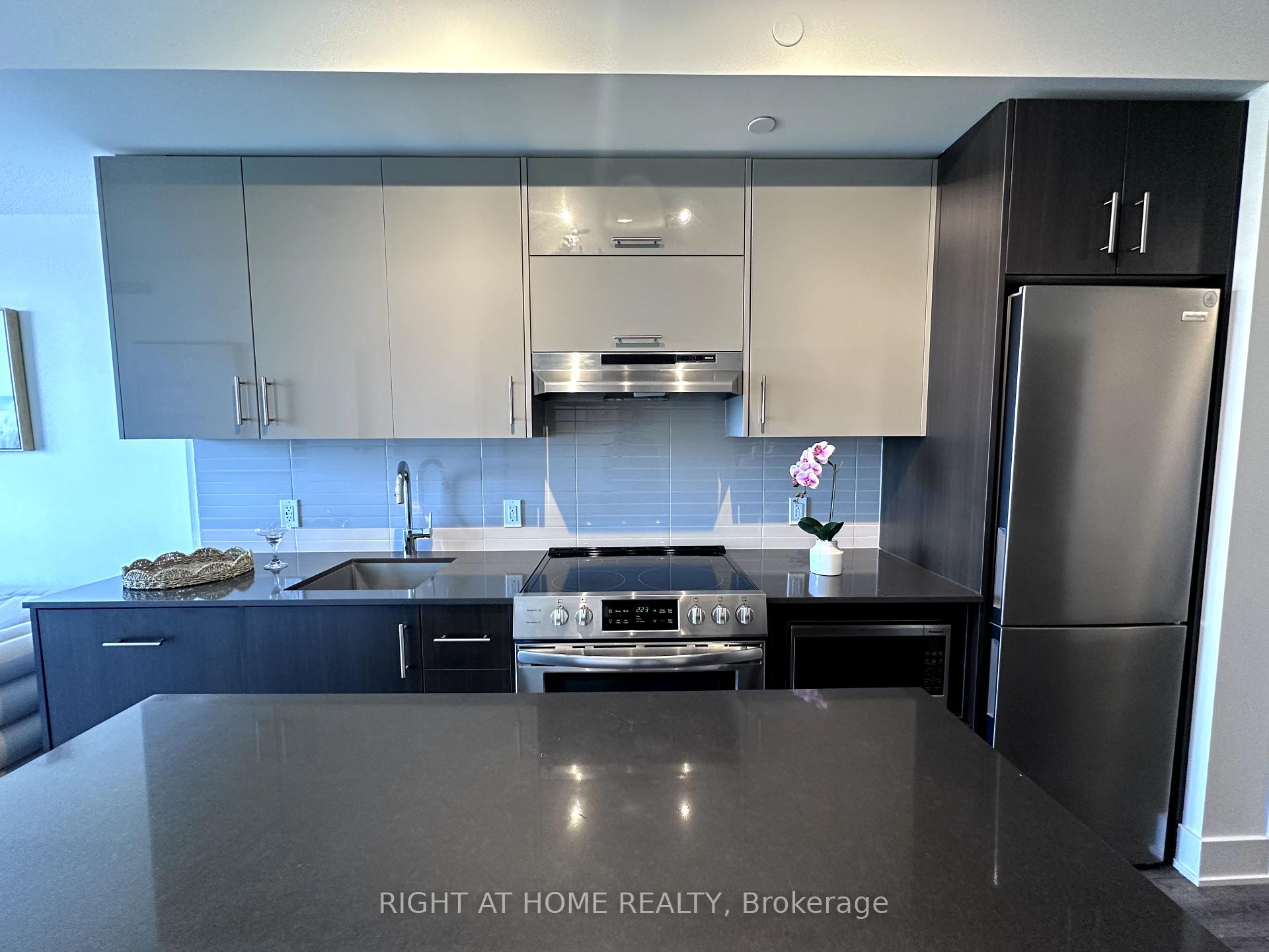 2 Bedrooms Condo at 188 Fairview Mall, Toronto For sale