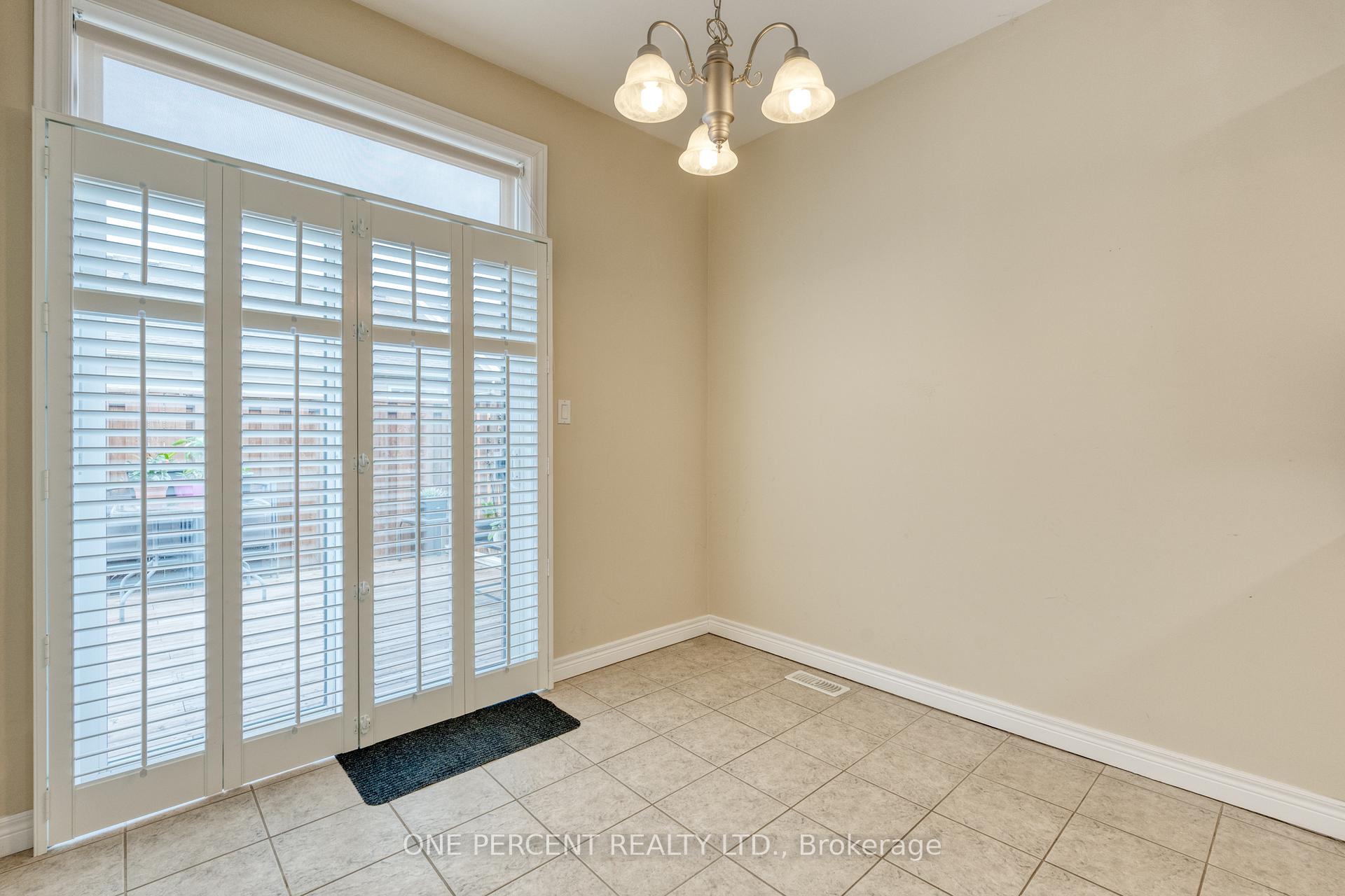 2 Bedrooms Condo at 21 Stickland, Hamilton For sale