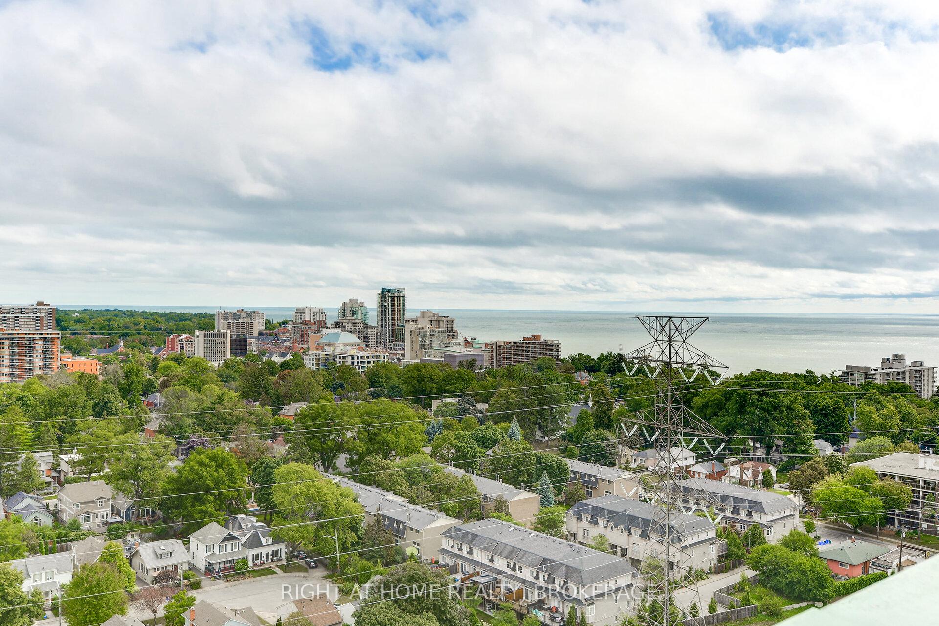 3 Bedrooms Condo at 1276 Maple Crossing, Burlington For sale