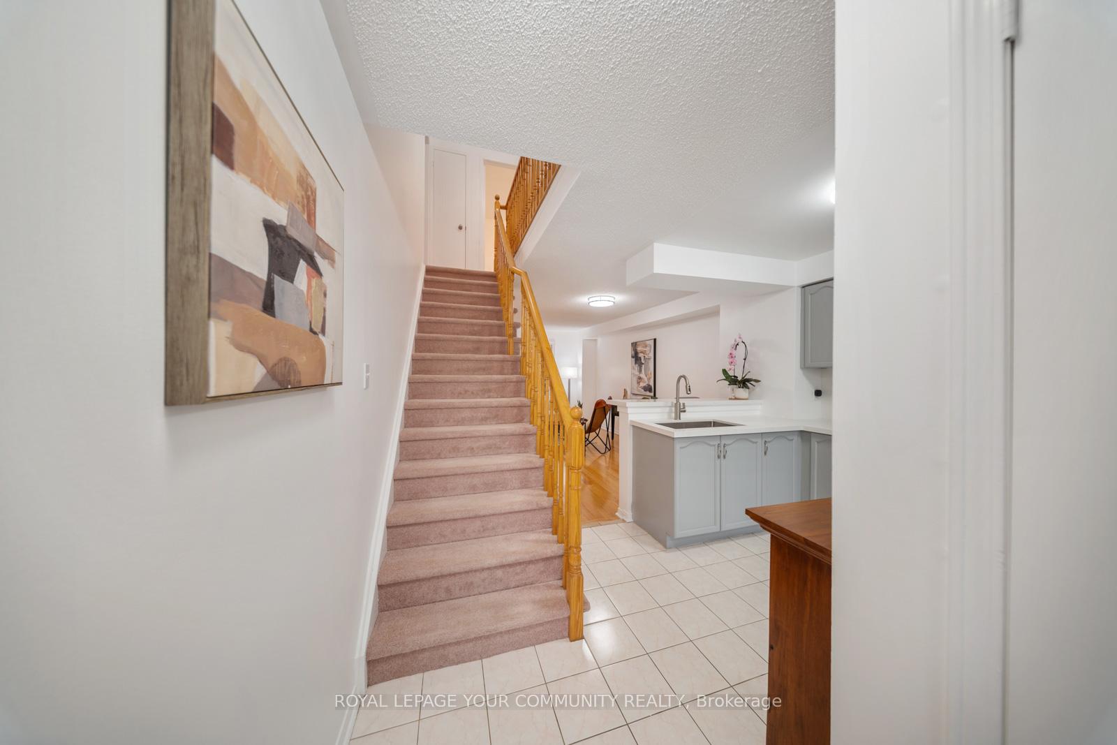 3 Bedrooms Condo at 5865 Dalebrook, Mississauga For sale