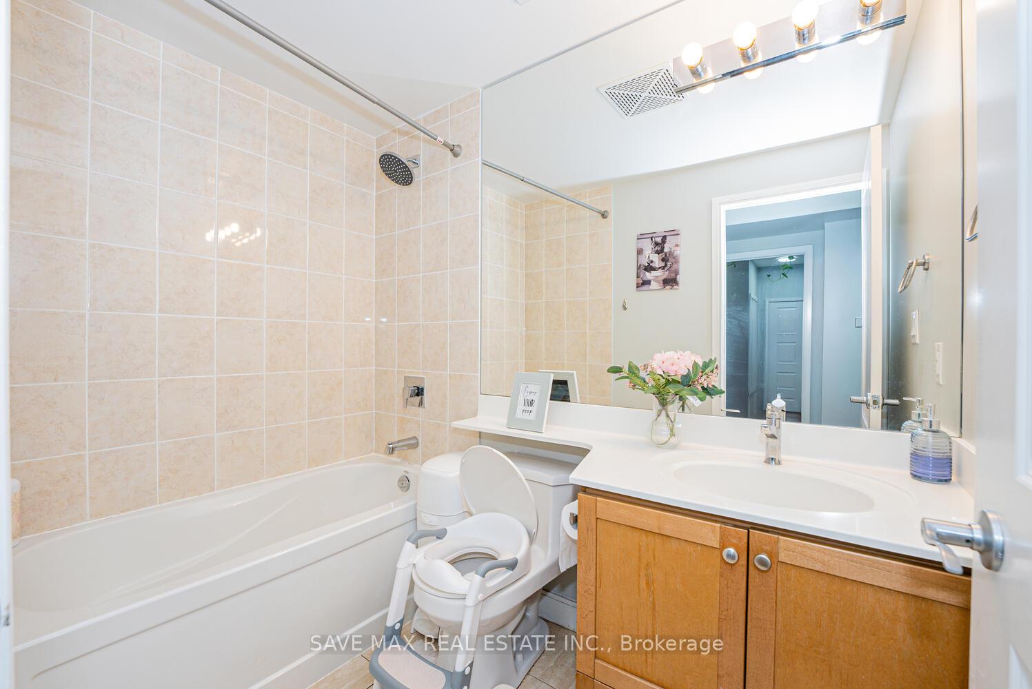 2 Bedrooms Condo at 60 Absolute, Mississauga For sale