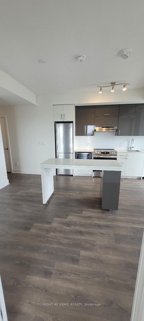 2 Bedrooms Condo at 188 Fairview mall, Toronto For sale
