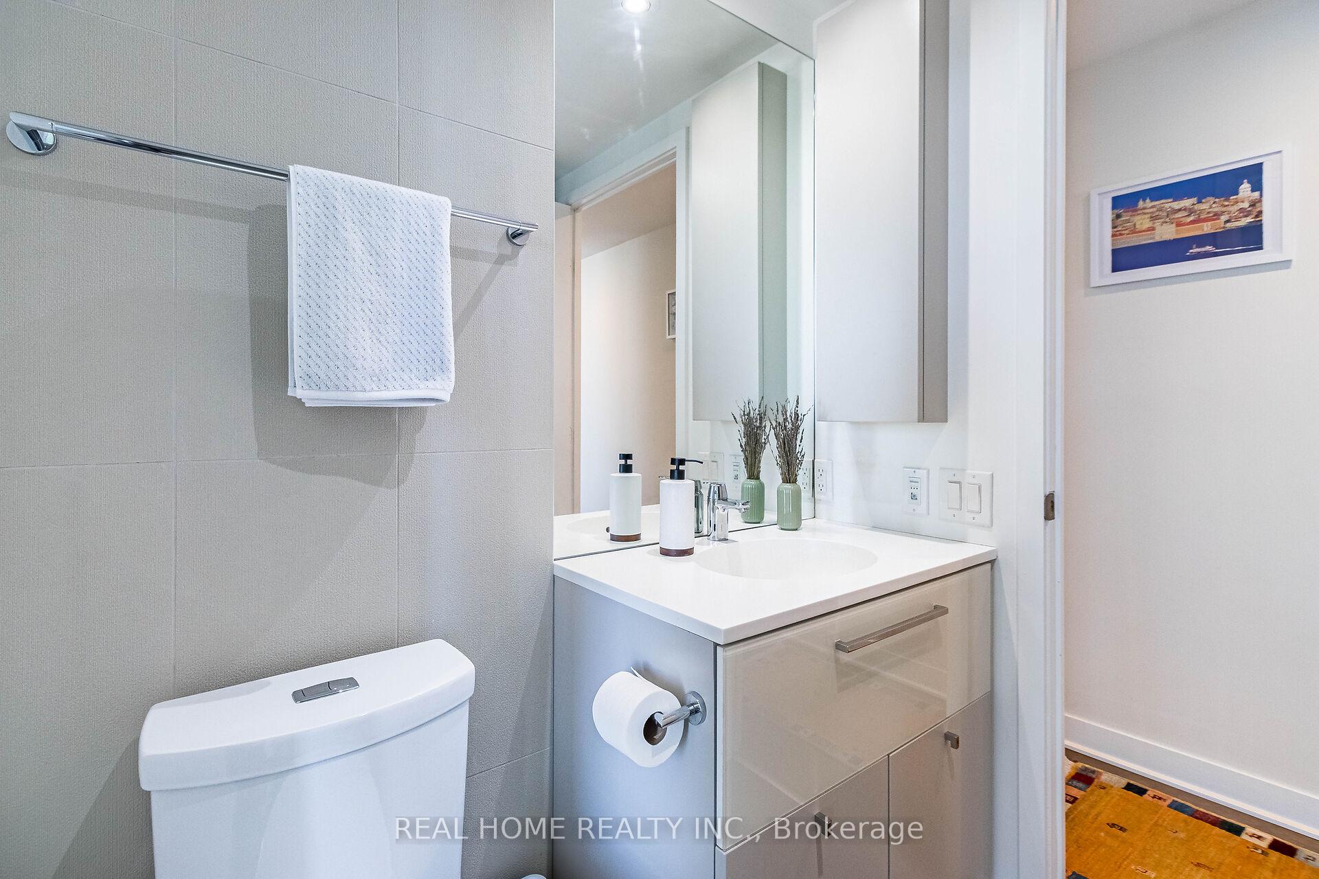 2 Bedrooms Condo at 15 Grenville,  Toronto For sale