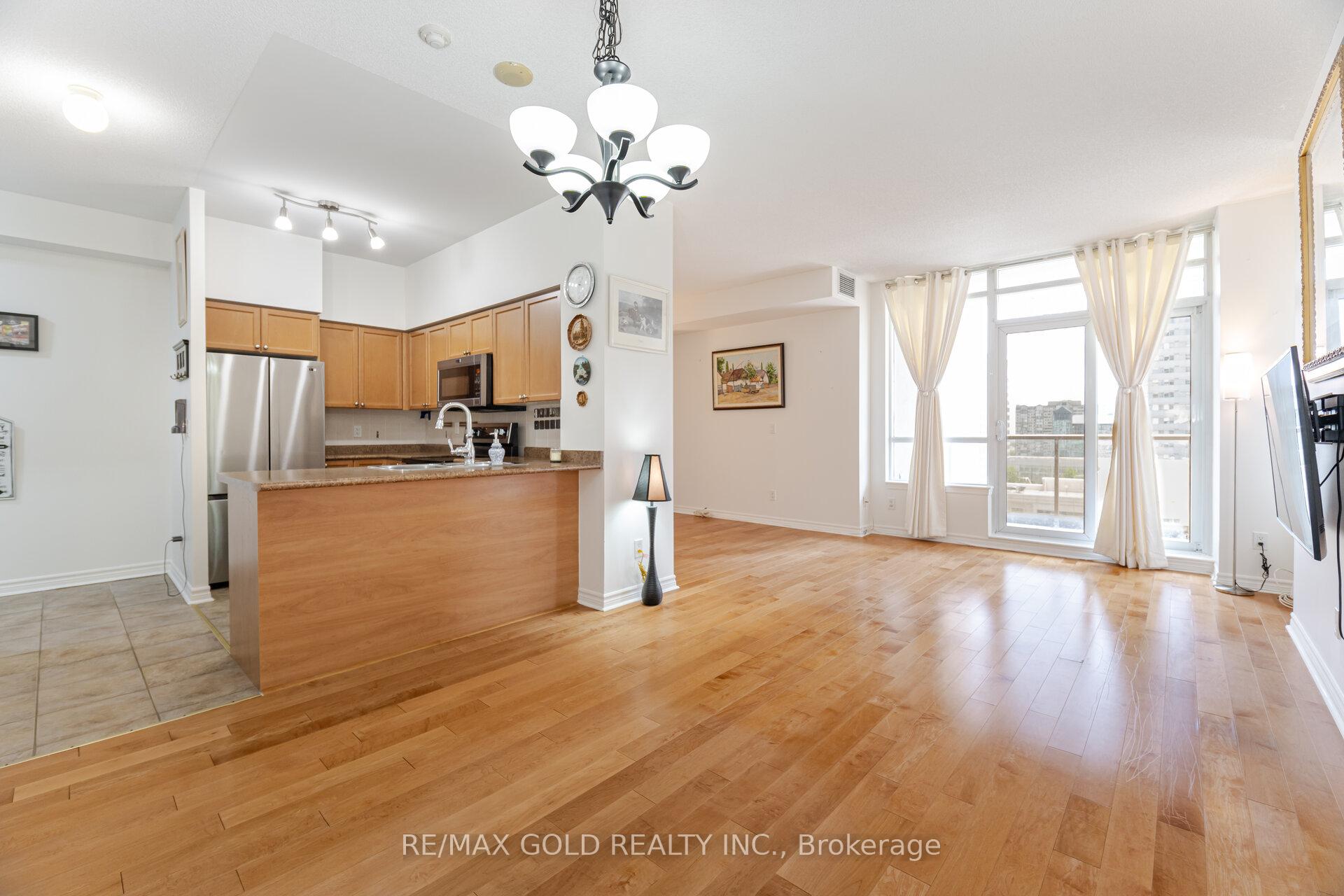 3 Bedrooms Condo at 388 Prince Of Wales, Mississauga For sale