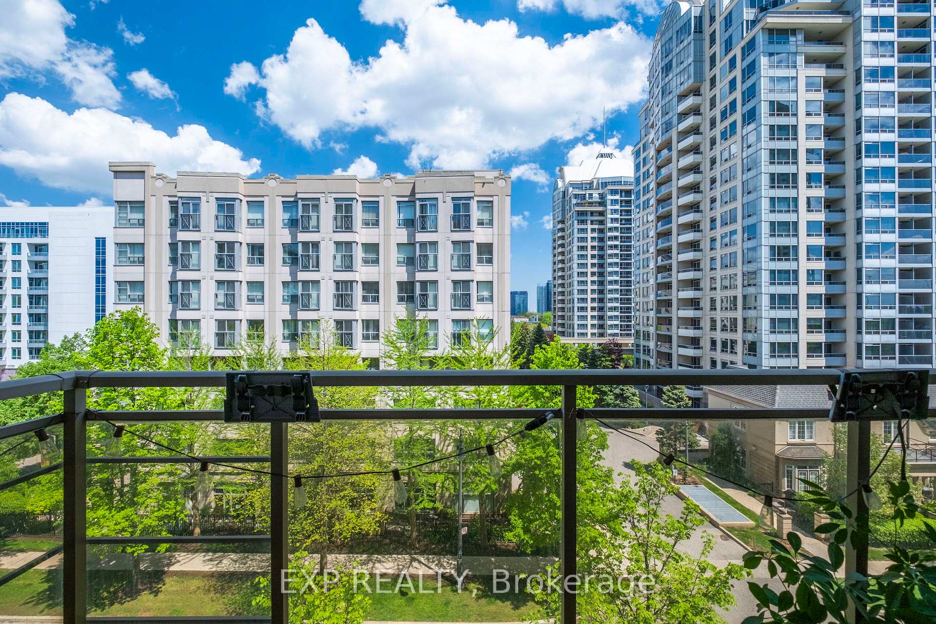 2 Bedrooms Condo at 19 Barberry, Toronto For sale
