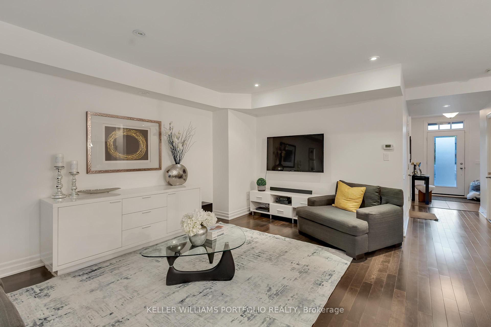 3 Bedrooms Condo at 365 Roehampton, Toronto For sale