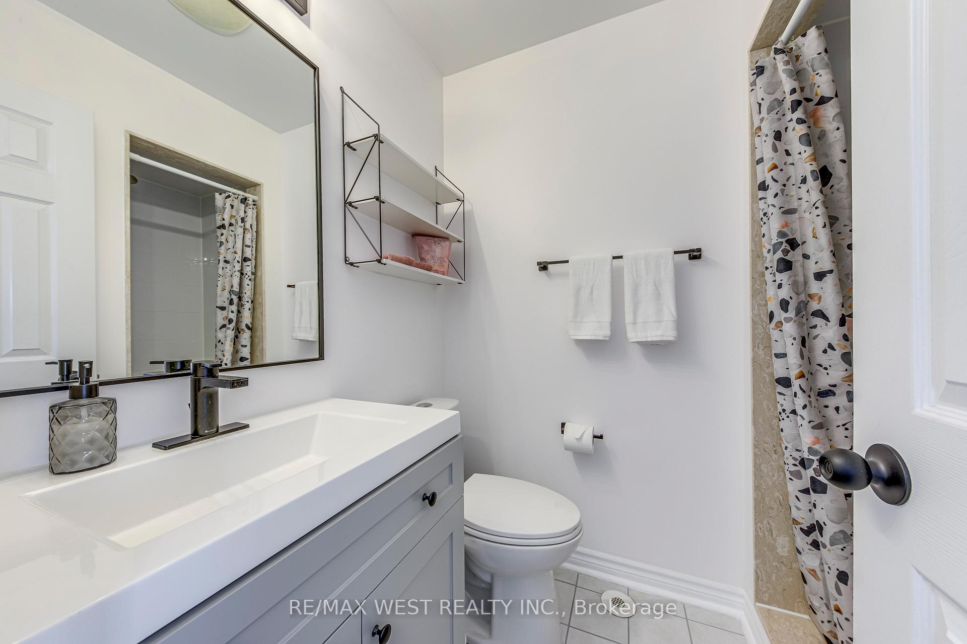 3 Bedrooms Condo at 50 Strathaven, Mississauga For sale