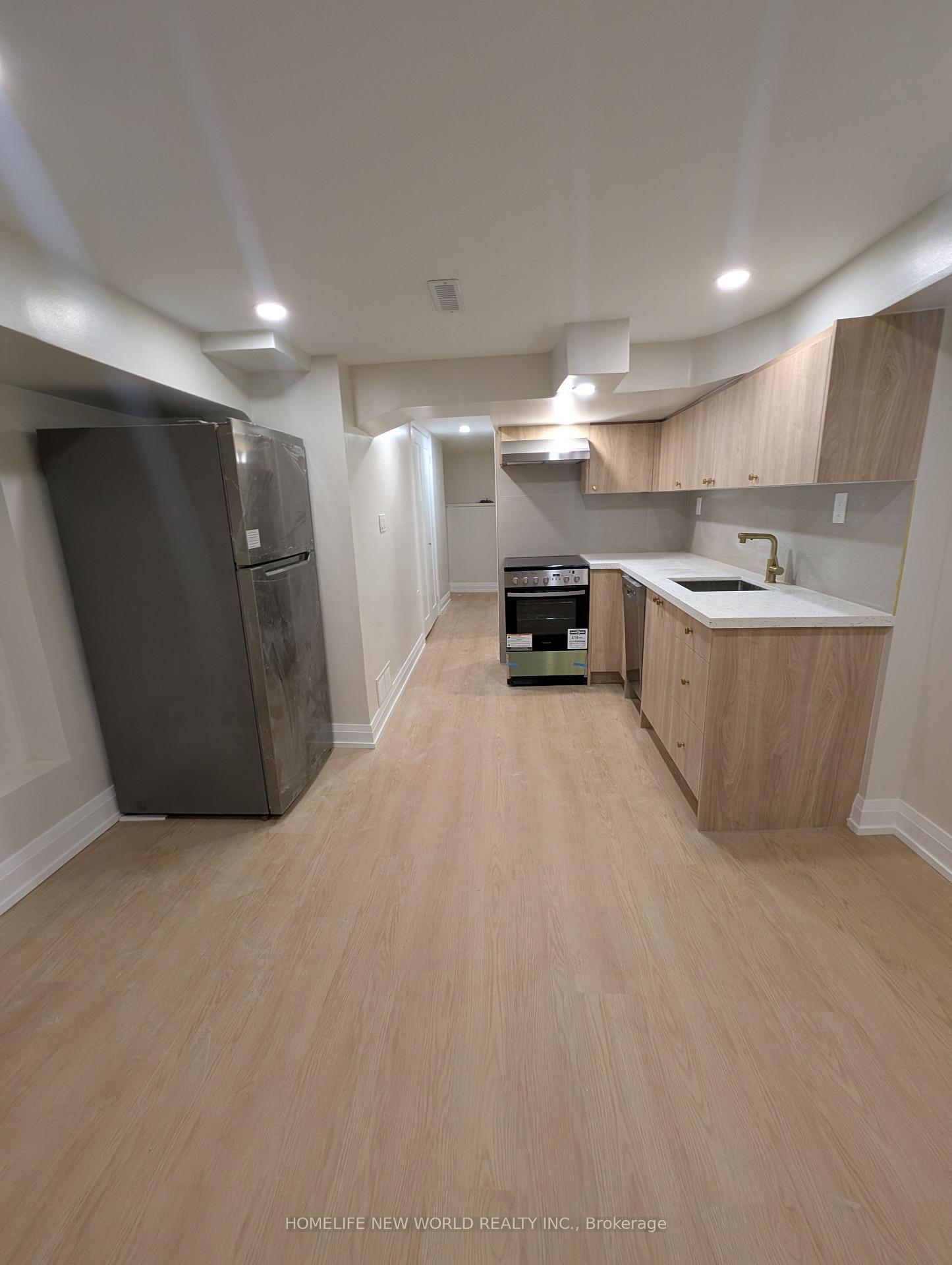 27 Marigold Avenue Lower Toronto E01, Ontario Newly renovated 1 bdr lower unit nestled on a quiet side street perfectly located between the beaches and Leslieville! With a walk score of 95, all your needs are conveniently at your doorstep, incl.: public transportation (501 Queen), parks, fitness clubs, cafés, groceries, breweries, and popular bars/restaurants. Plus, you're minutes away from the Beach, Gerrard Square Mall, the downtown core, Chinatown, History (Drake's music venue) to name a few. Can't beat this location! Perfect for a working professional who works from home (built in desk) in your bedroom! Don't miss out on this beautiful unit!