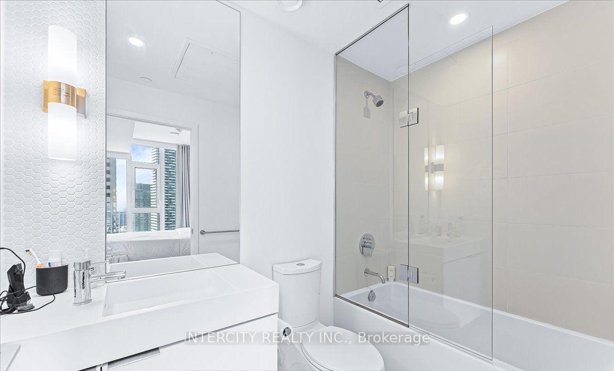 3 Bedrooms Condo at 33 Helendale, Toronto For sale