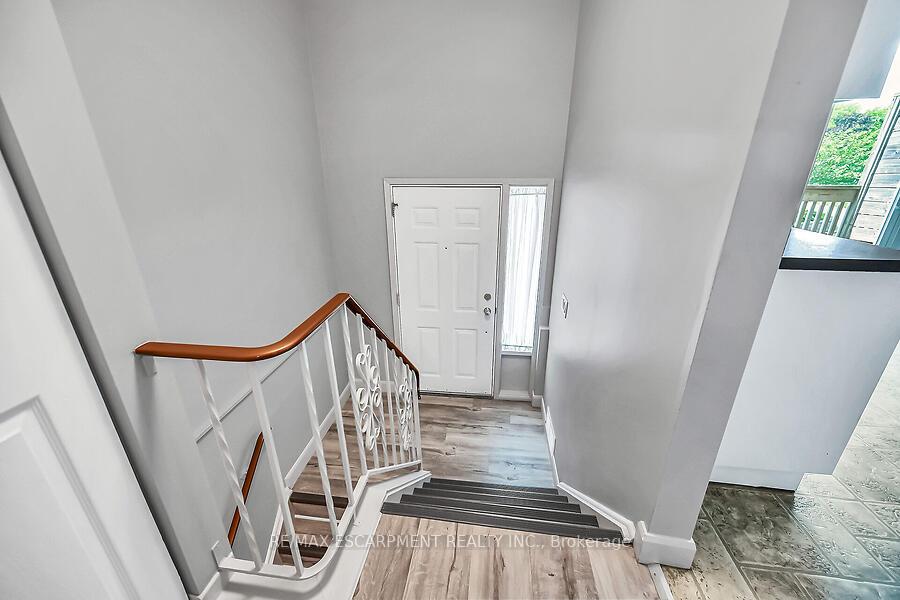 3 Bedrooms Condo at 1115 Paramount, Hamilton For sale
