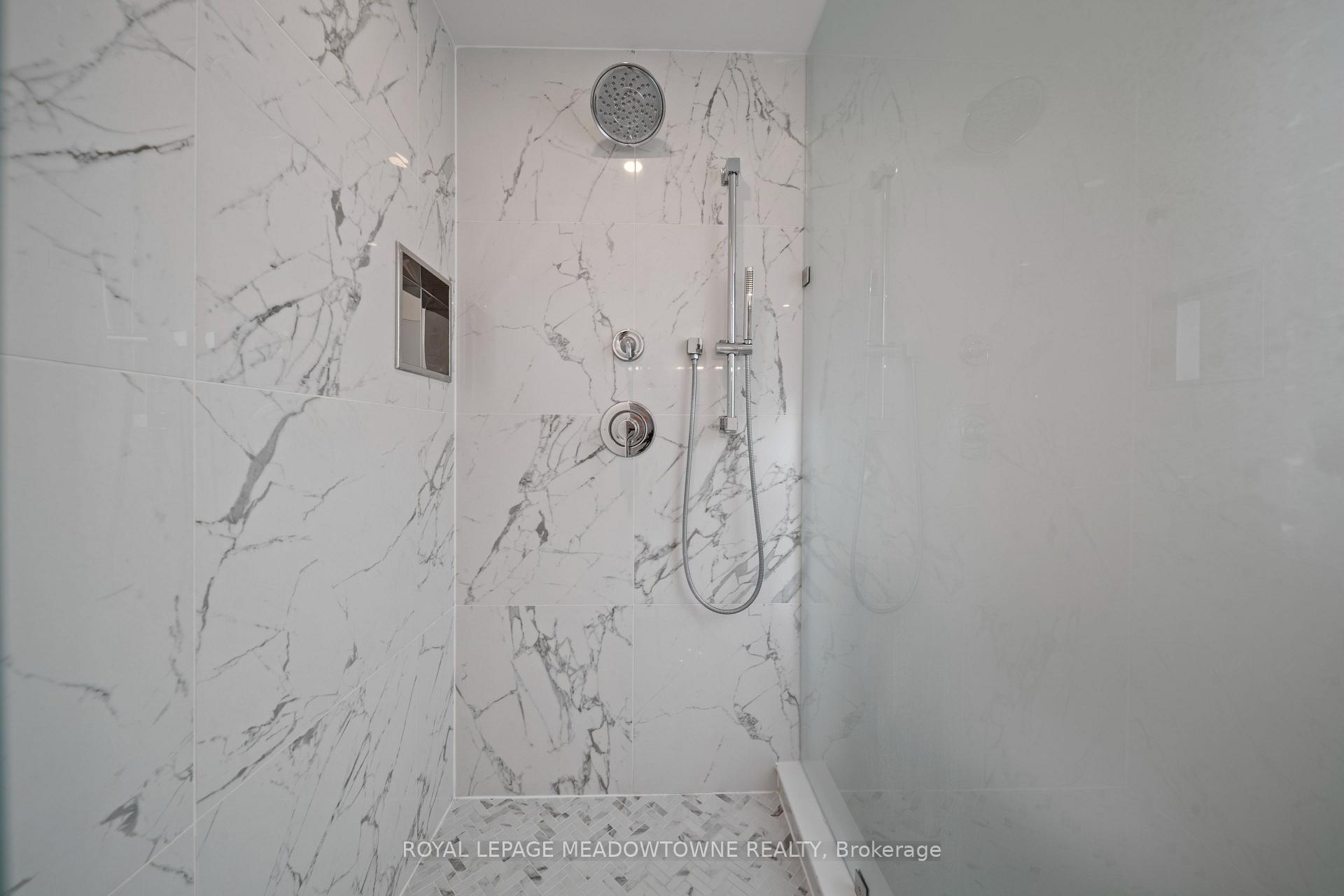 4 Bedrooms Condo at 121 High, Mississauga For sale