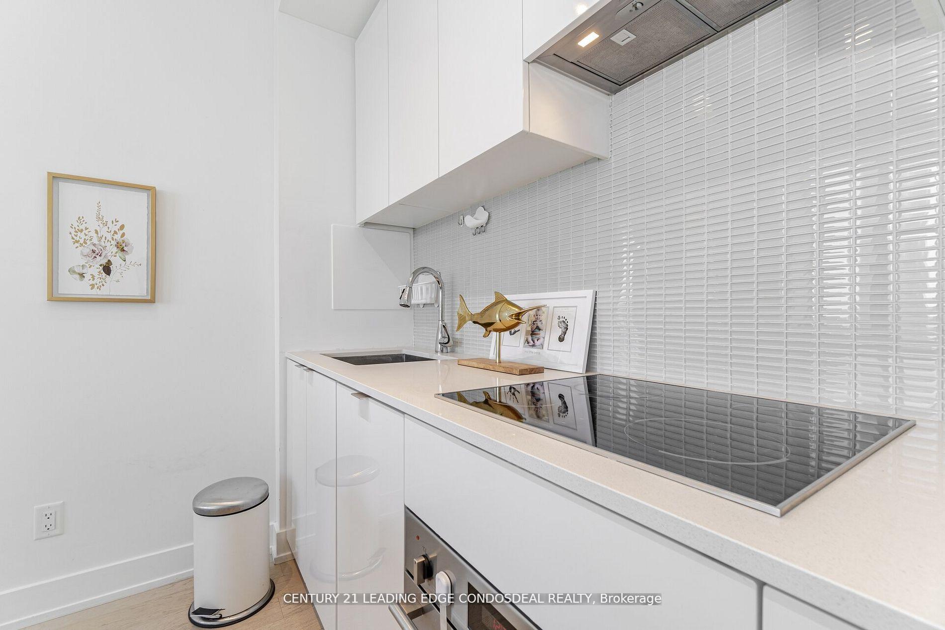 2 Bedrooms Condo at 7 Grenville, Toronto For sale