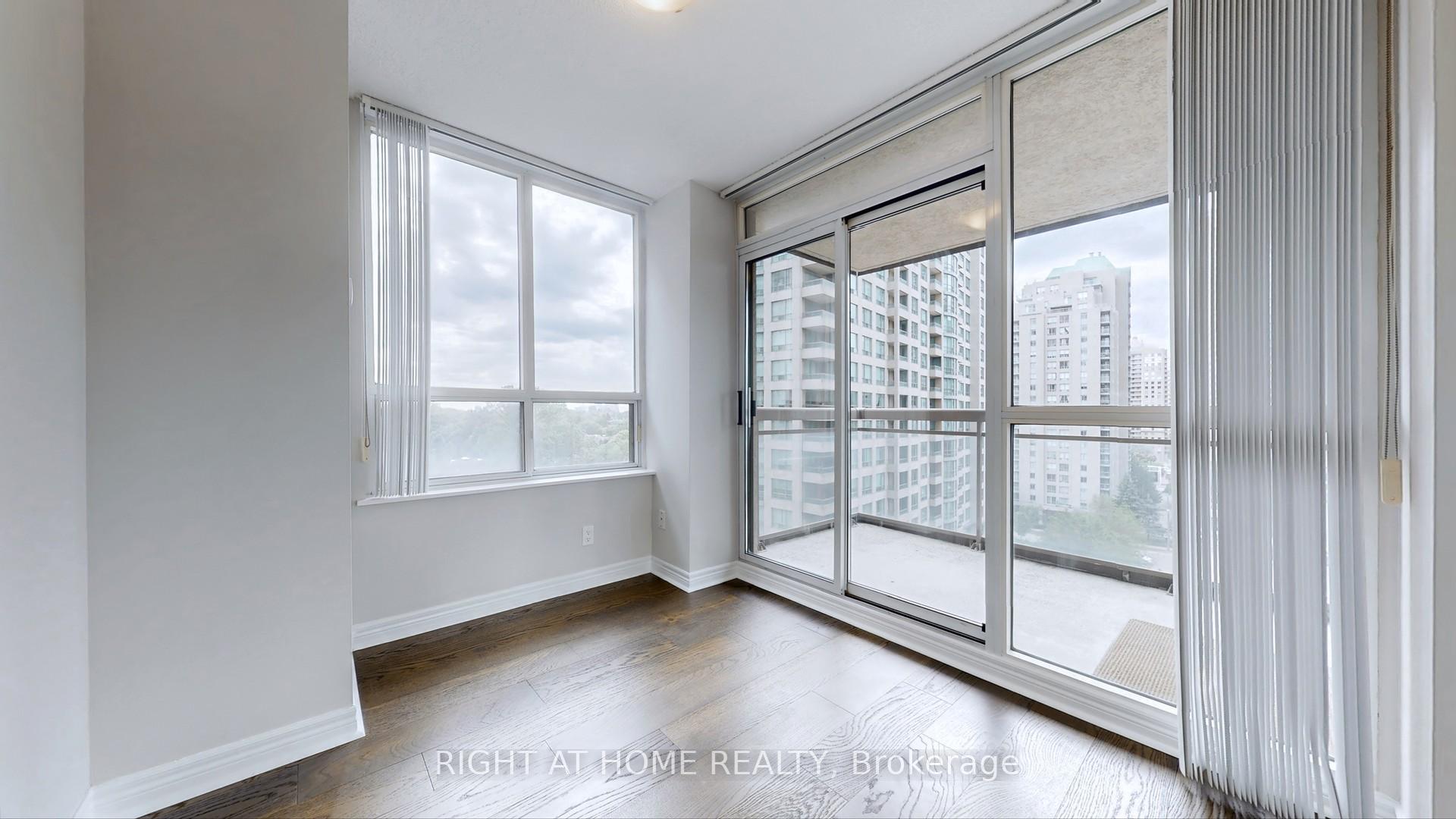 3 Bedrooms Condo at 18 Parkview, Toronto For sale