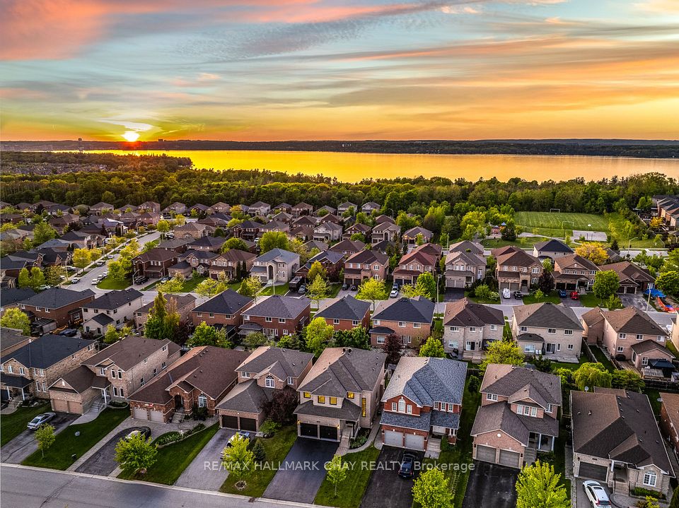 12 Prince Of Wales Drive, Barrie, ON L4N 0T5