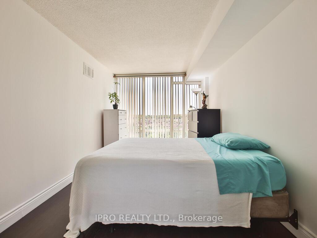 3 Bedrooms Condo at 330 Rathburn, Mississauga For sale