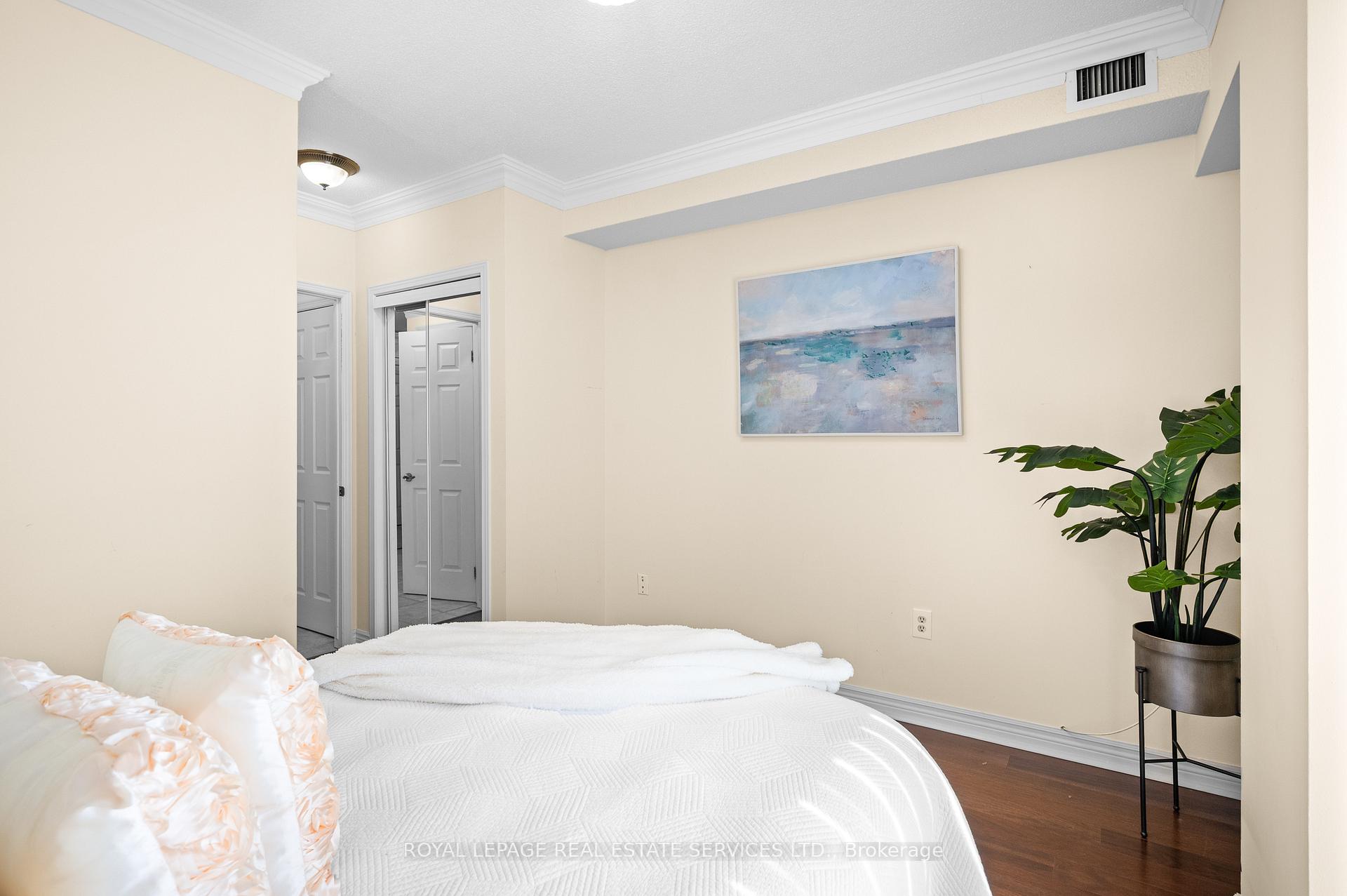 2 Bedrooms Condo at 102 Bronte,  Oakville For sale