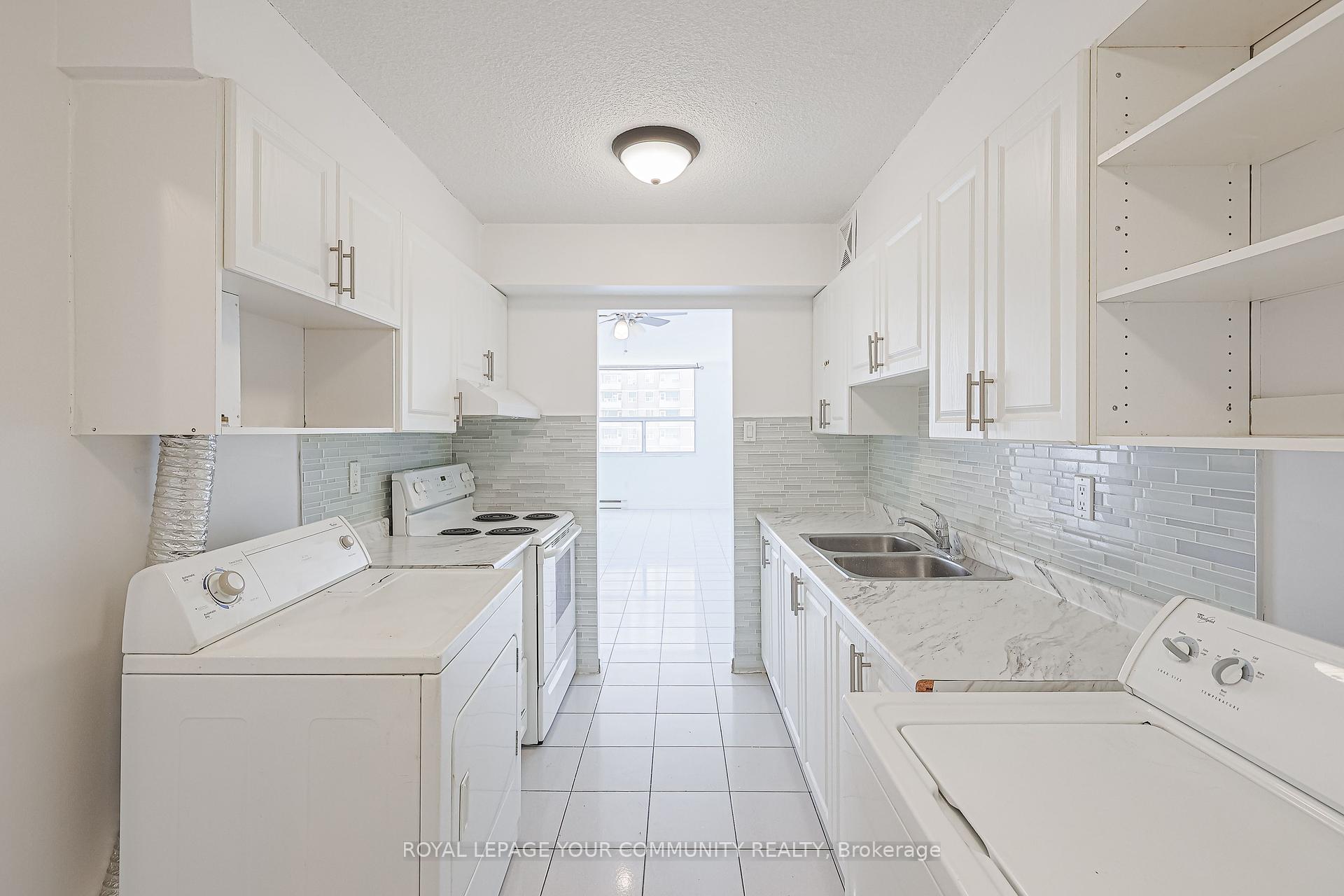 2 Bedrooms Condo at 10 Tobermory, Toronto For sale