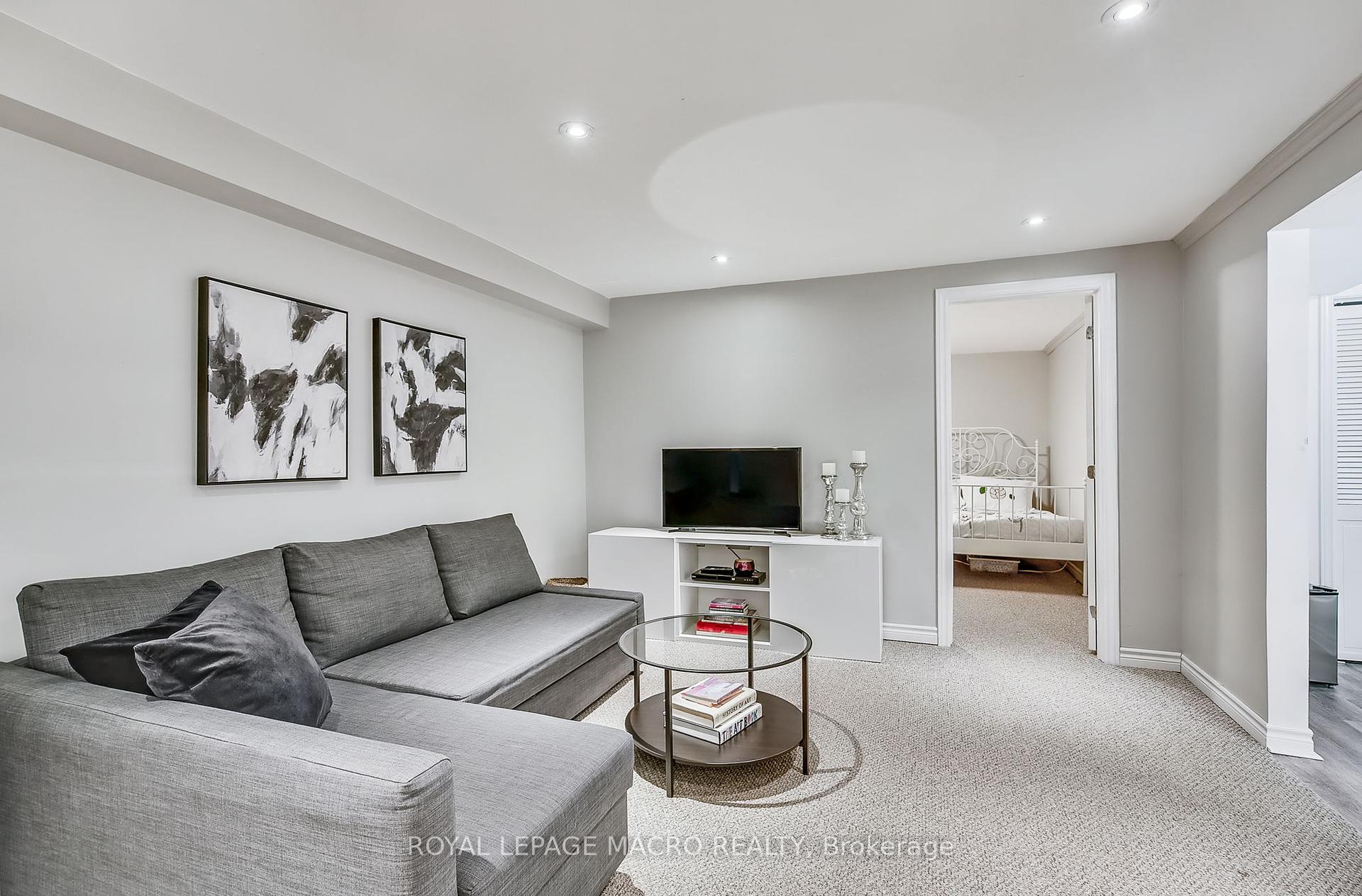 4 Bedrooms Condo at 2055 Walkers, Burlington For sale