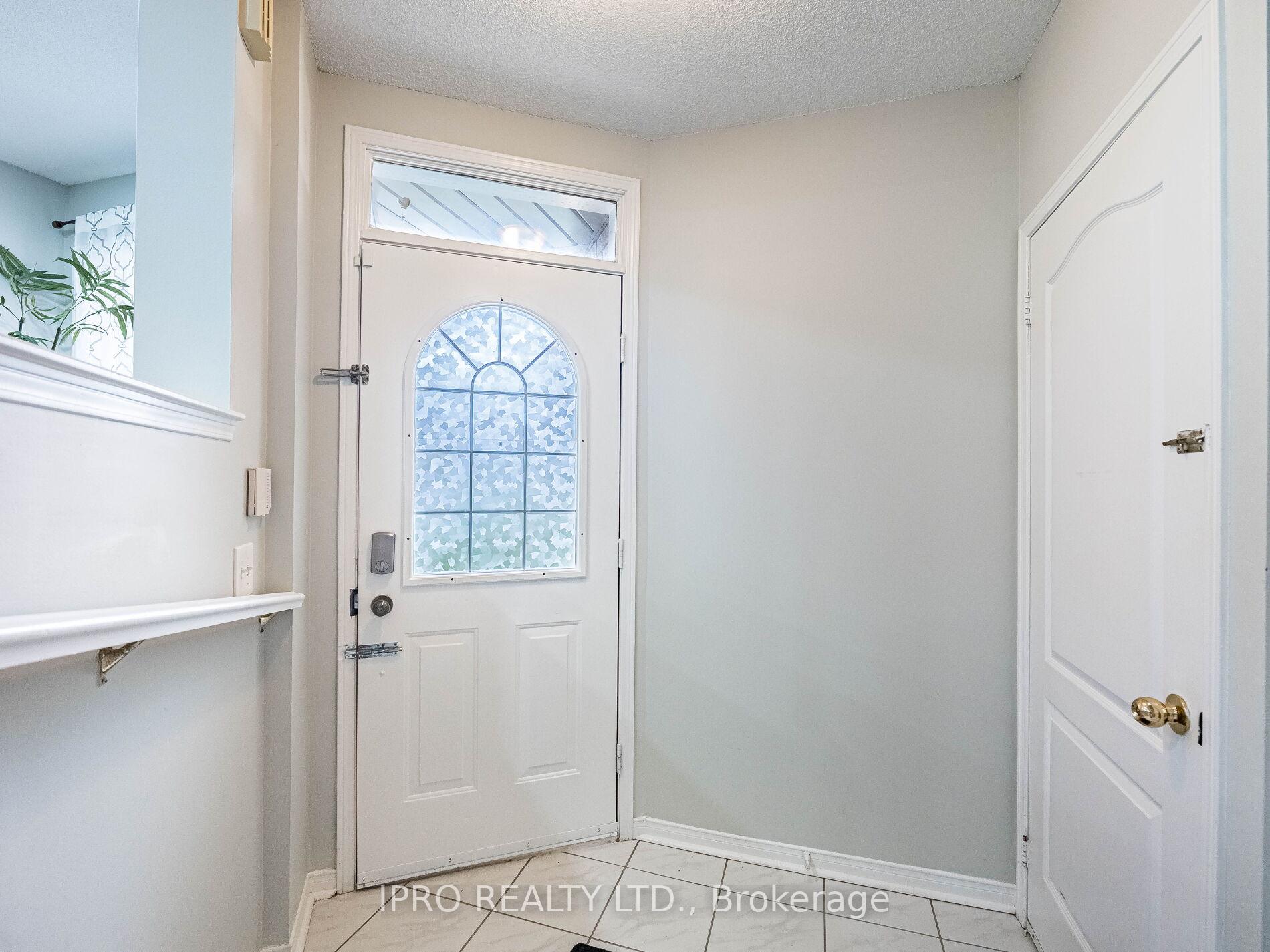 4 Bedrooms Condo at 833 Scollard, Mississauga For sale