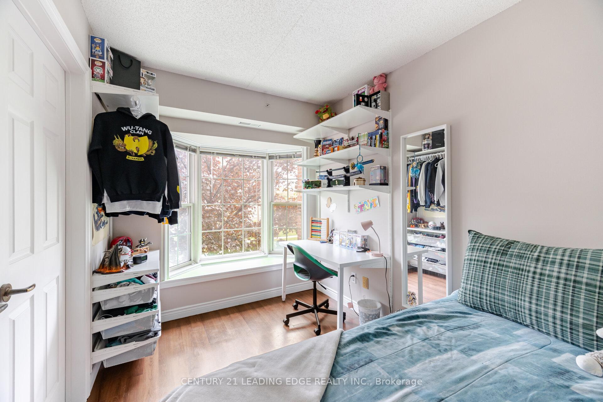 2 Bedrooms Condo at 4005 Kilmer, Burlington For sale