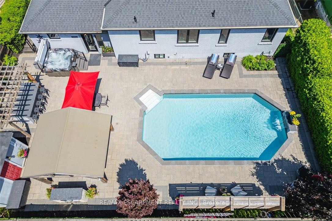56 Oakley Court, Hamilton, ON L9G 1T5