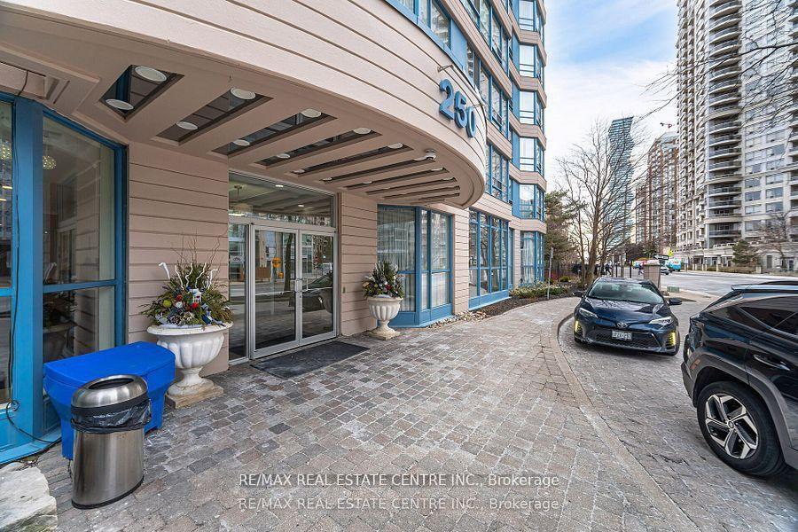 3 Bedrooms Condo at 250 Webb, Mississauga For sale