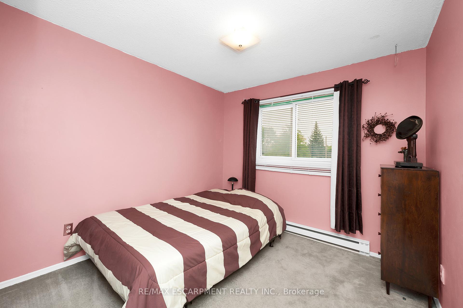 3 Bedrooms Condo at 5017 Pinedale, Burlington For sale