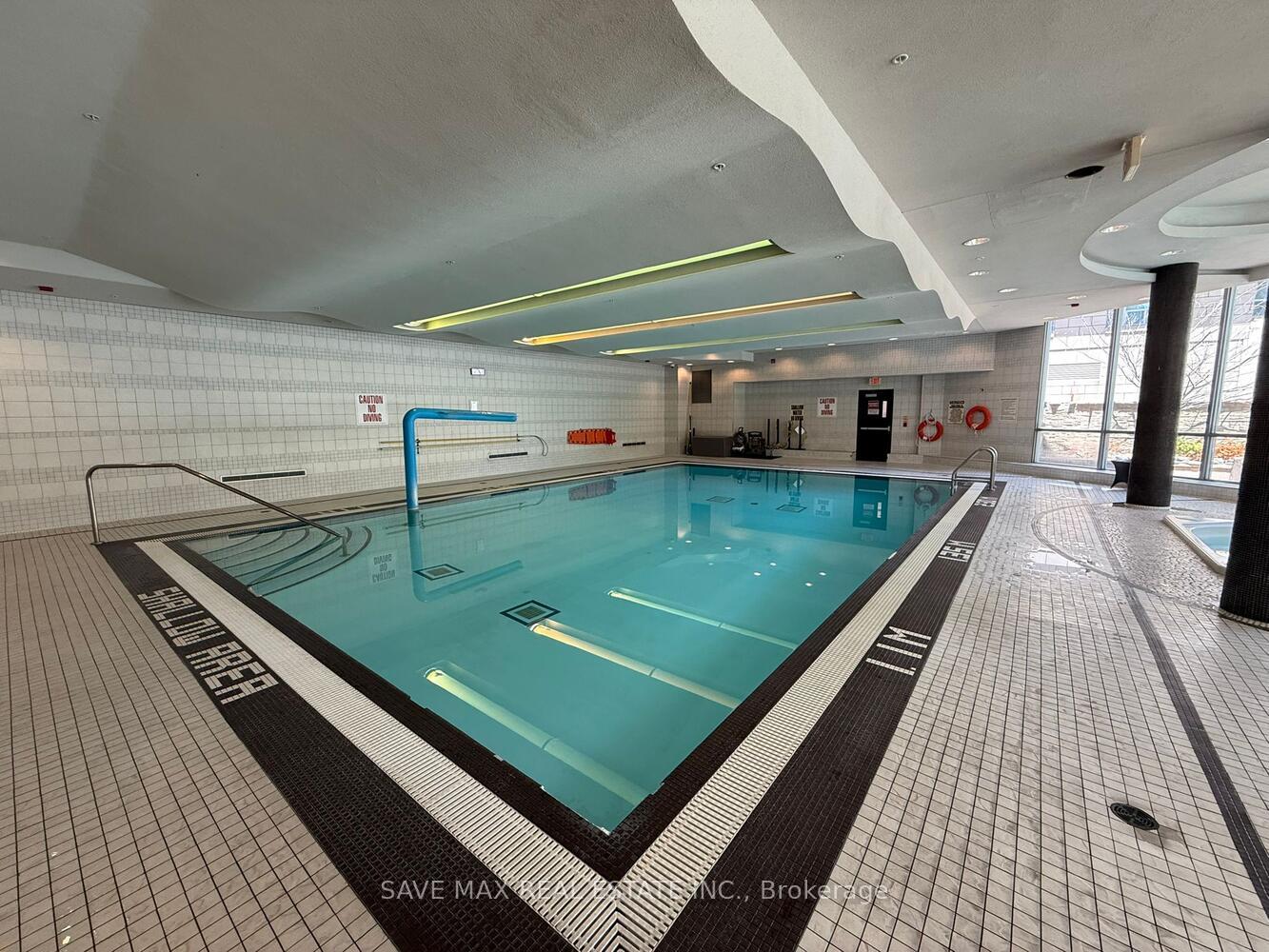 2 Bedrooms Condo at 60 Absolute, Mississauga For sale