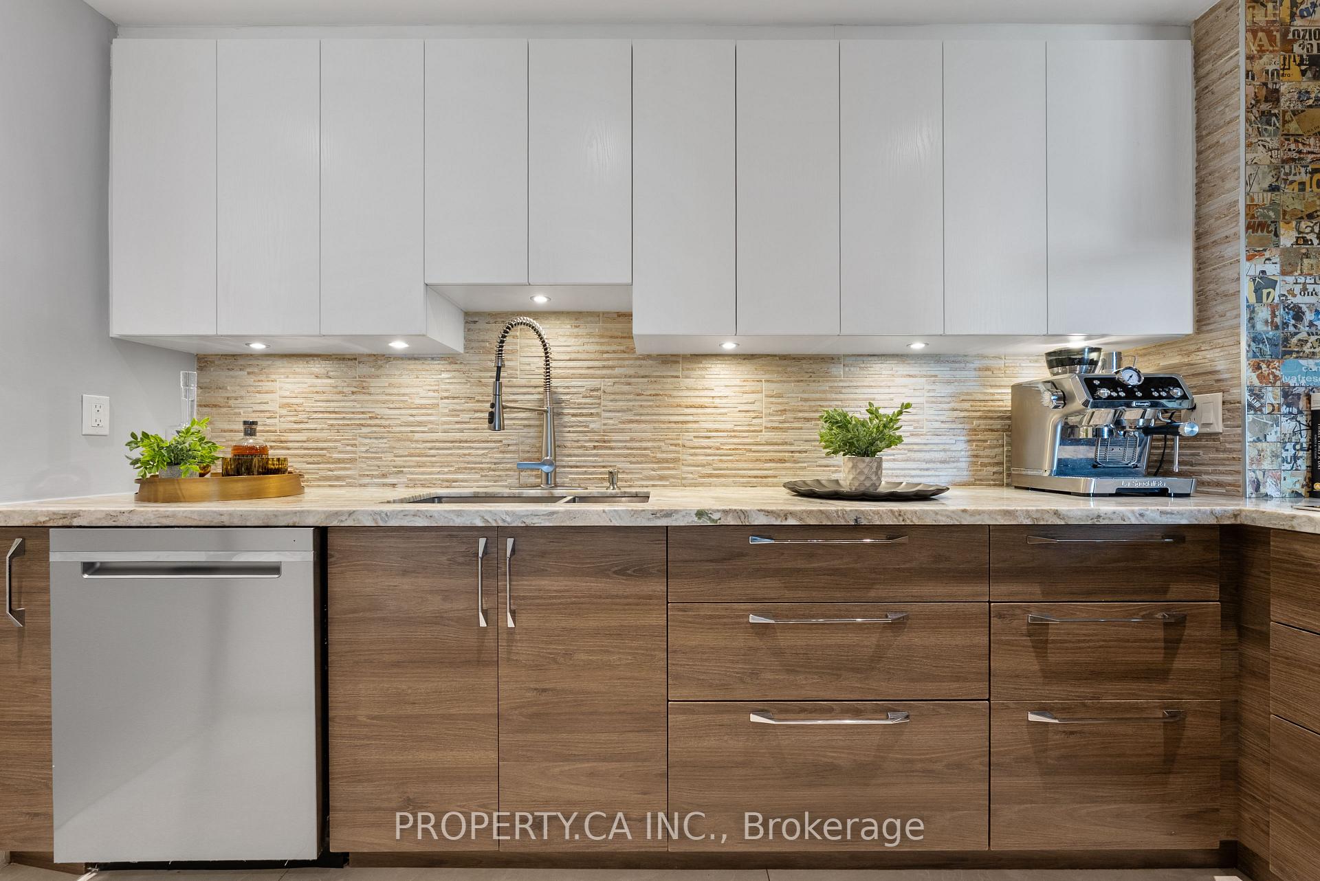 3 Bedrooms Condo at 40 Richview, Toronto For sale