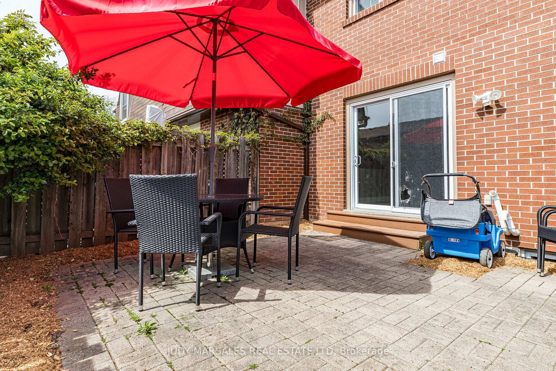 3 Bedrooms Condo at 3035 Glencrest, Burlington For sale