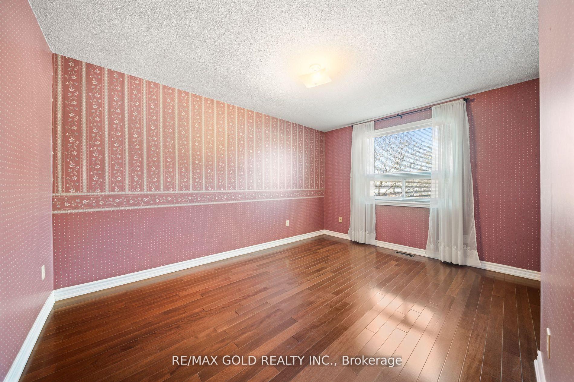 4 Bedrooms Condo at 1050 Shawnmarr, Mississauga For sale