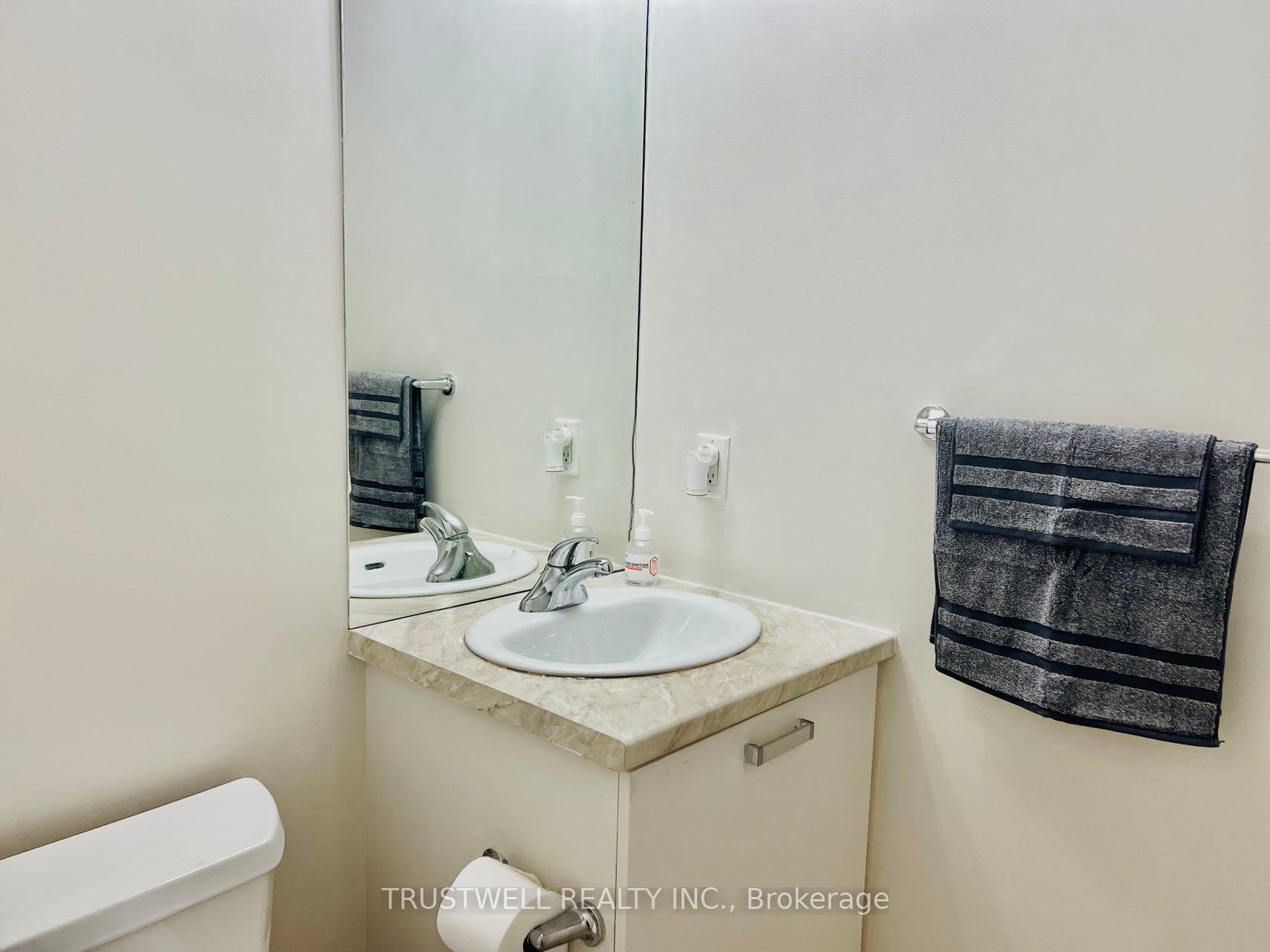 2 Bedrooms Condo at 38 Grenville, Toronto For sale