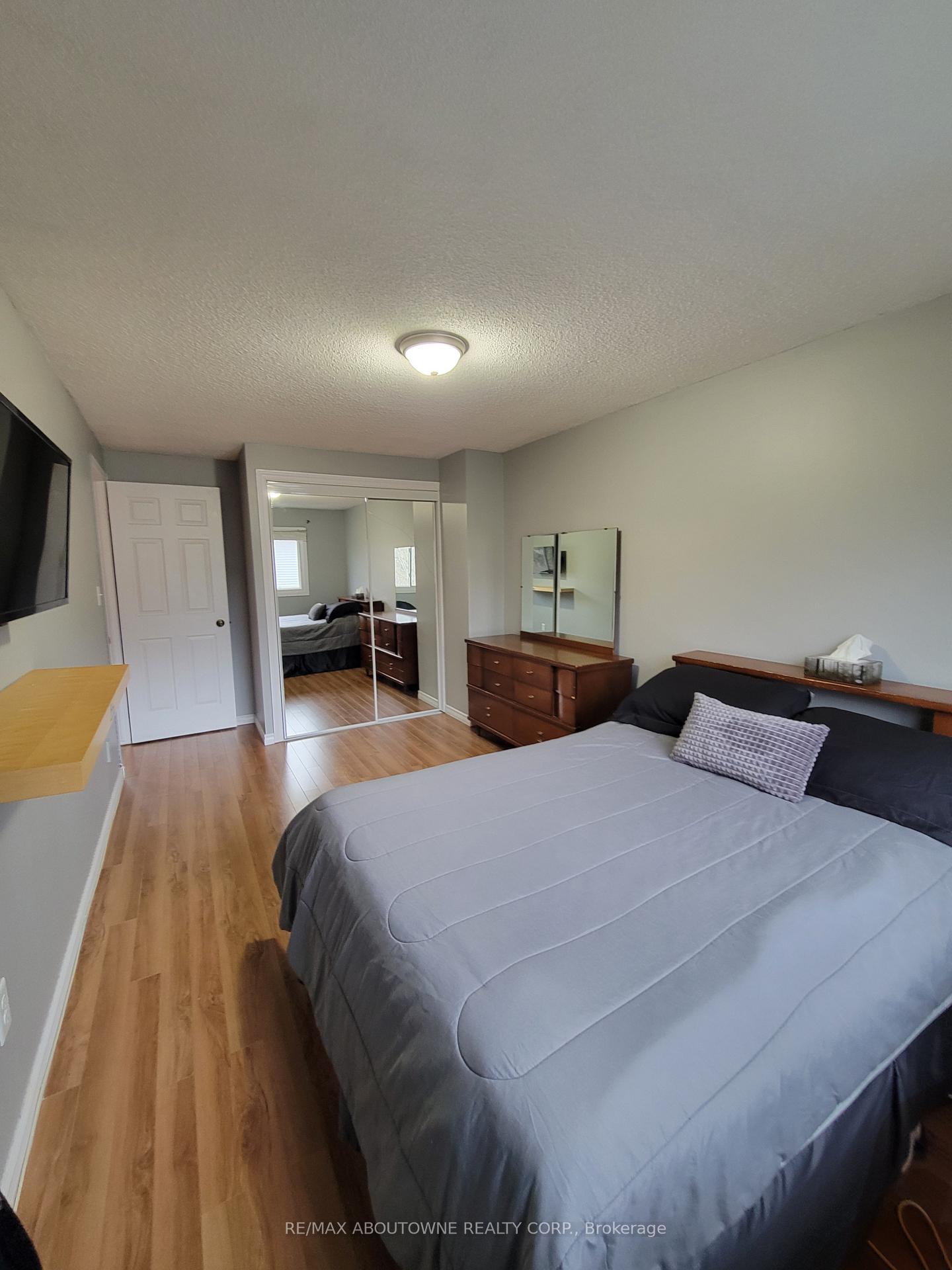 3 Bedrooms Condo at 1 Royalwood, Hamilton For sale