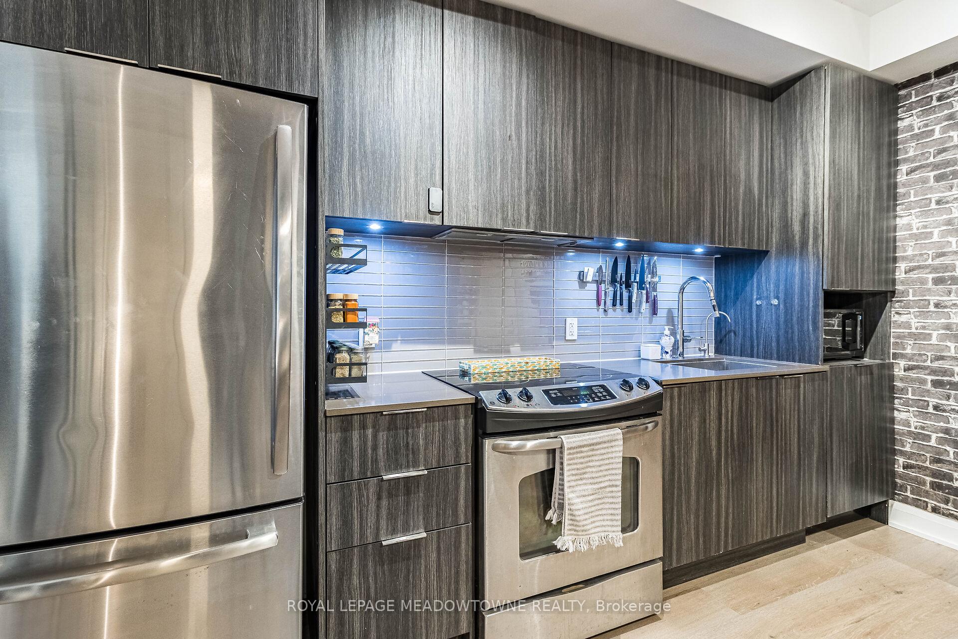 2 Bedrooms Condo at 110 Marine Parade, Toronto For sale