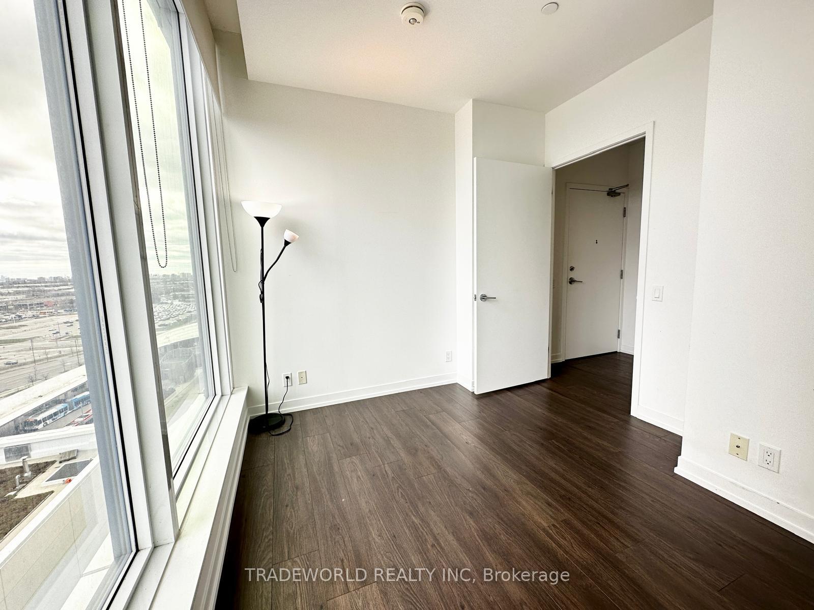 3 Bedrooms Condo at 898 Portage,  Vaughan For sale