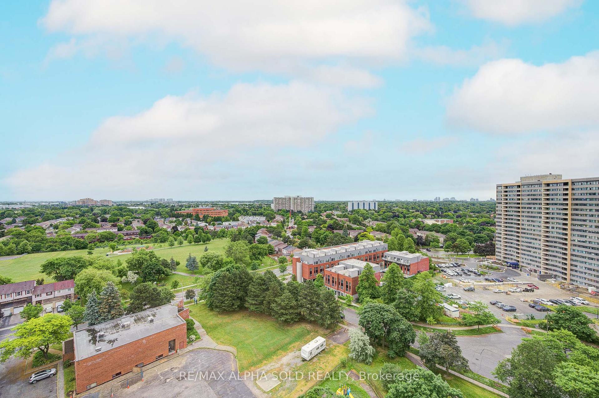 3 Bedrooms Condo at 100 Echo Point, Toronto For sale