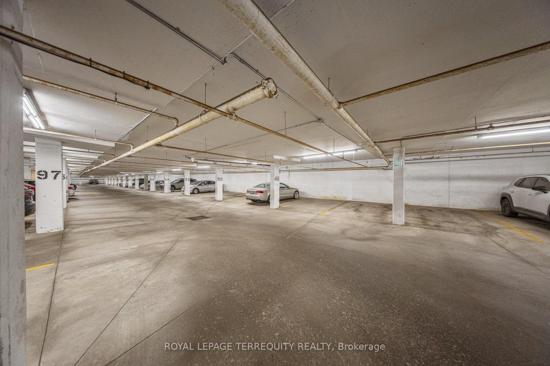 2 Bedrooms Condo at 200 Burnhamthorpe, Mississauga For sale
